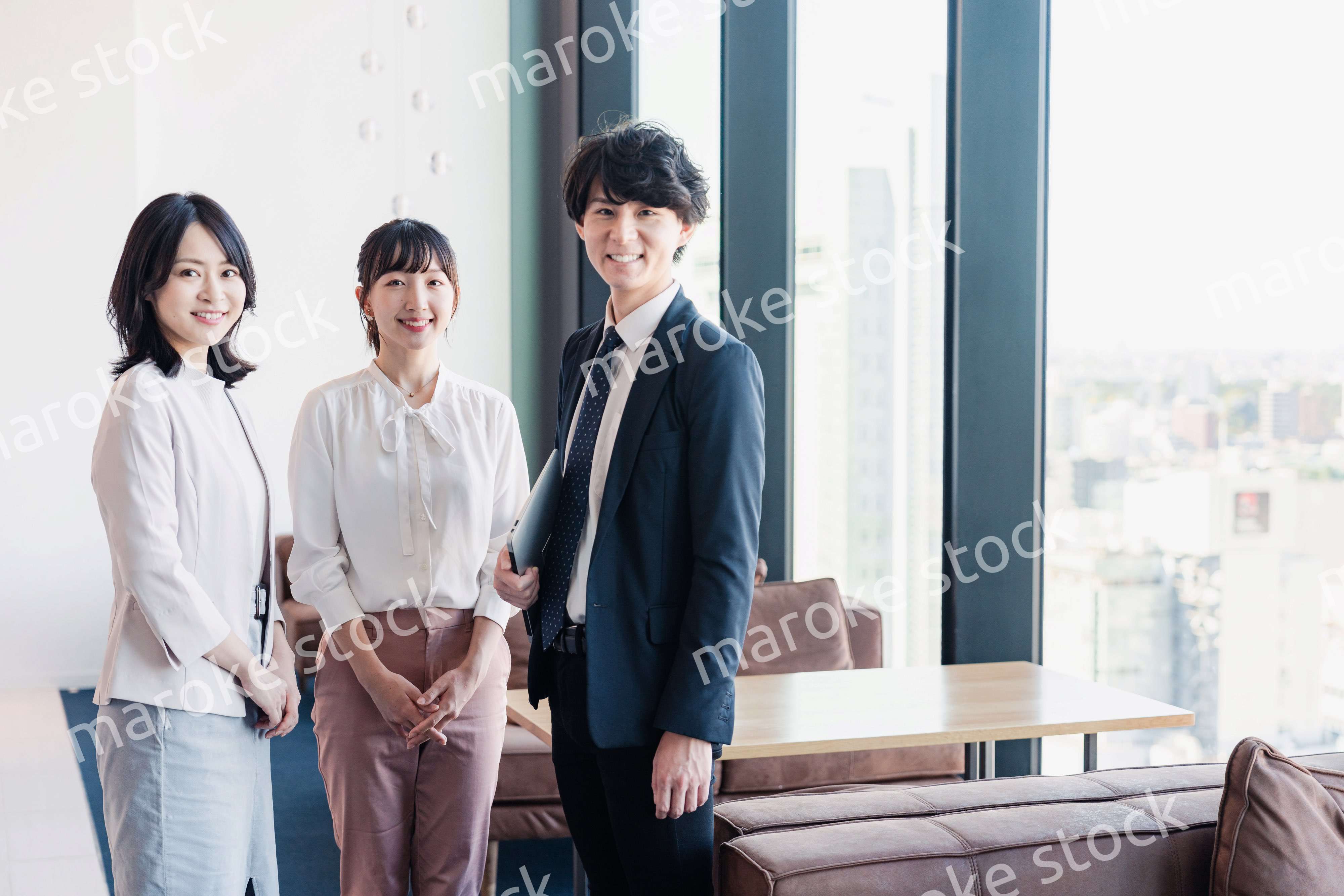 オフィスで仲良く話す若いビジネスパーソン