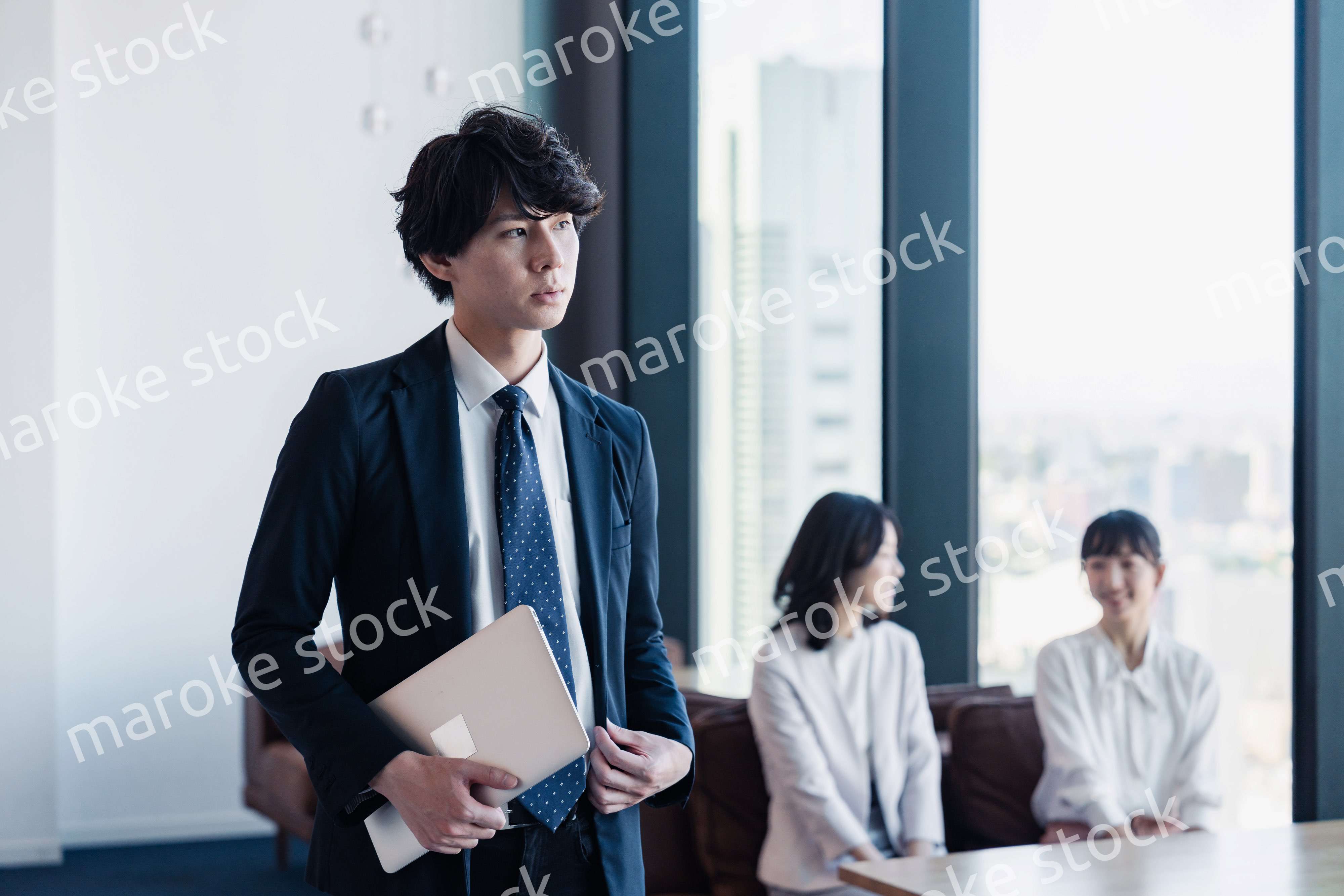 外回り営業に出かけるビジネスマン