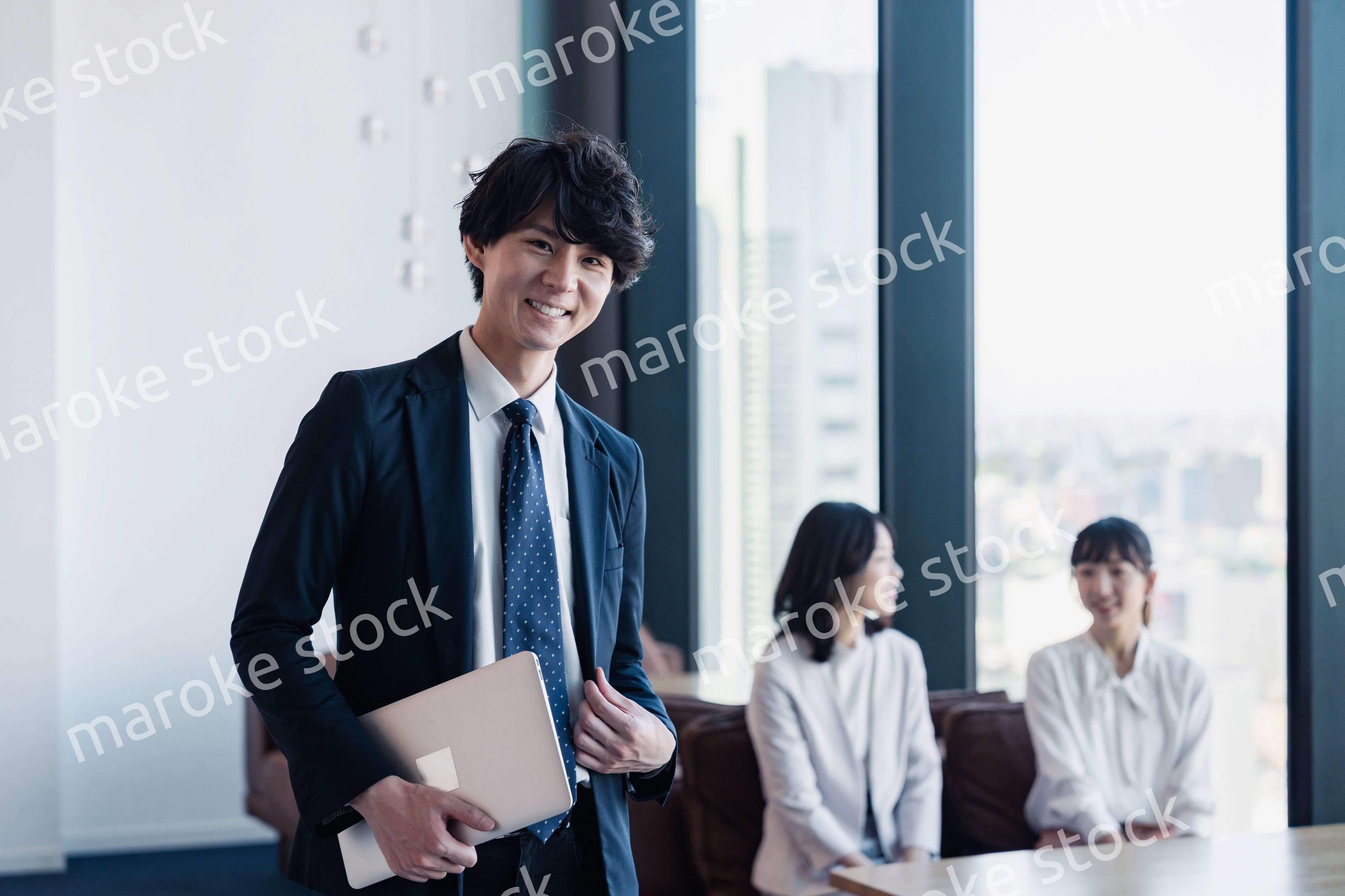 外回り営業に出かけるビジネスマン