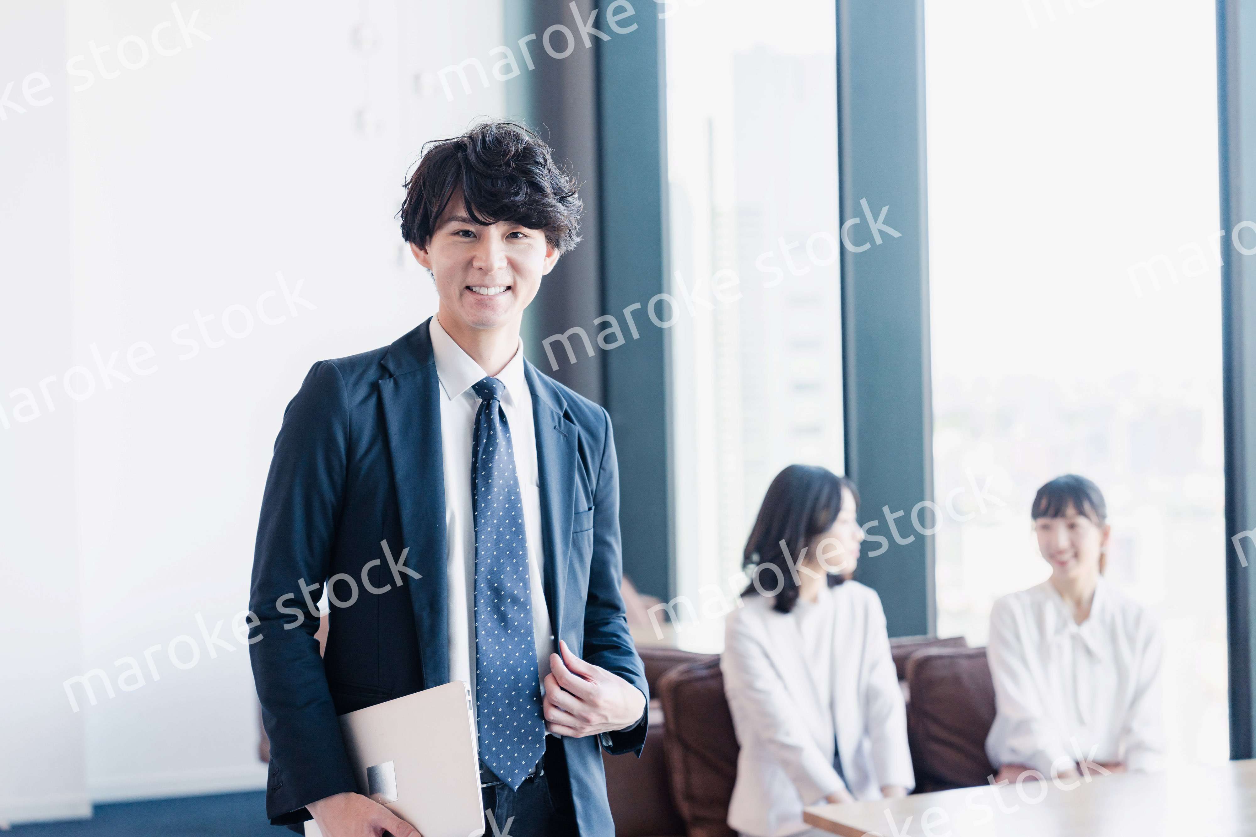 外回り営業に出かけるビジネスマン