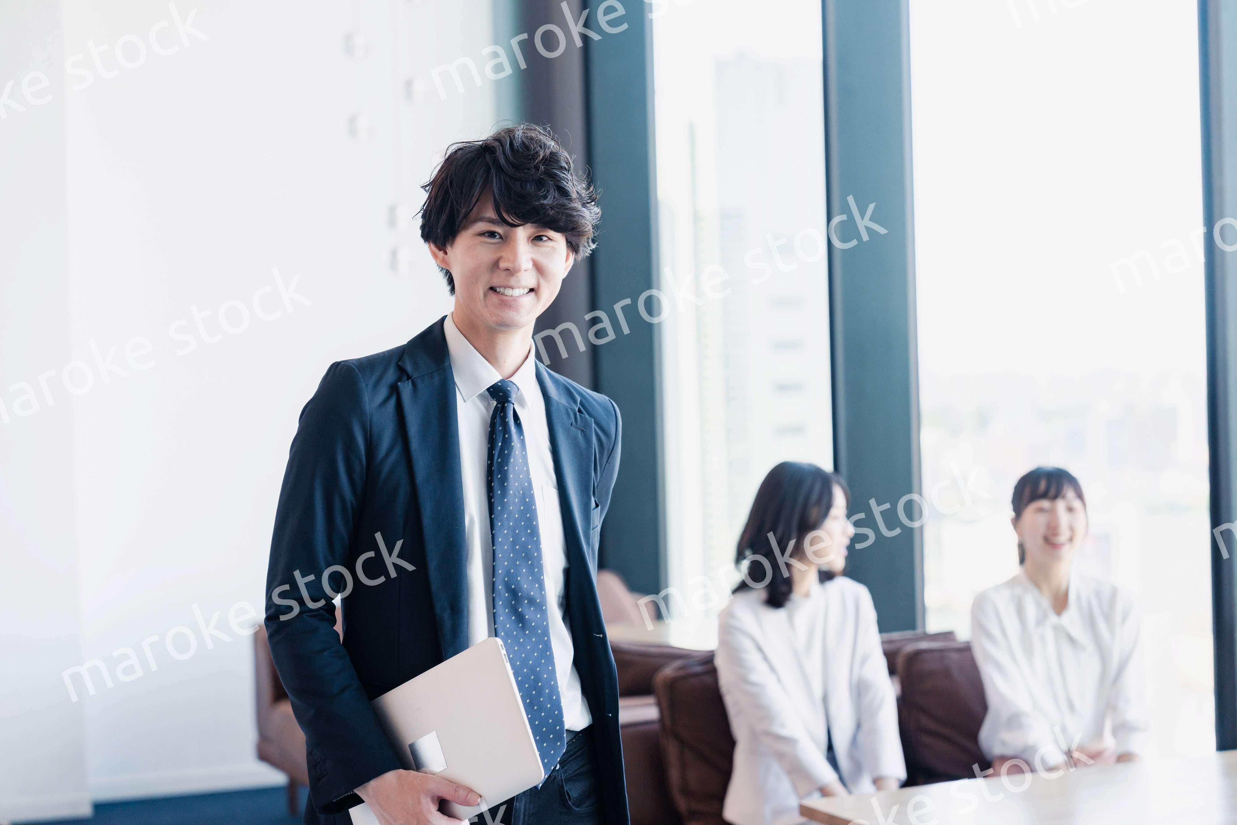 外回り営業に出かけるビジネスマン