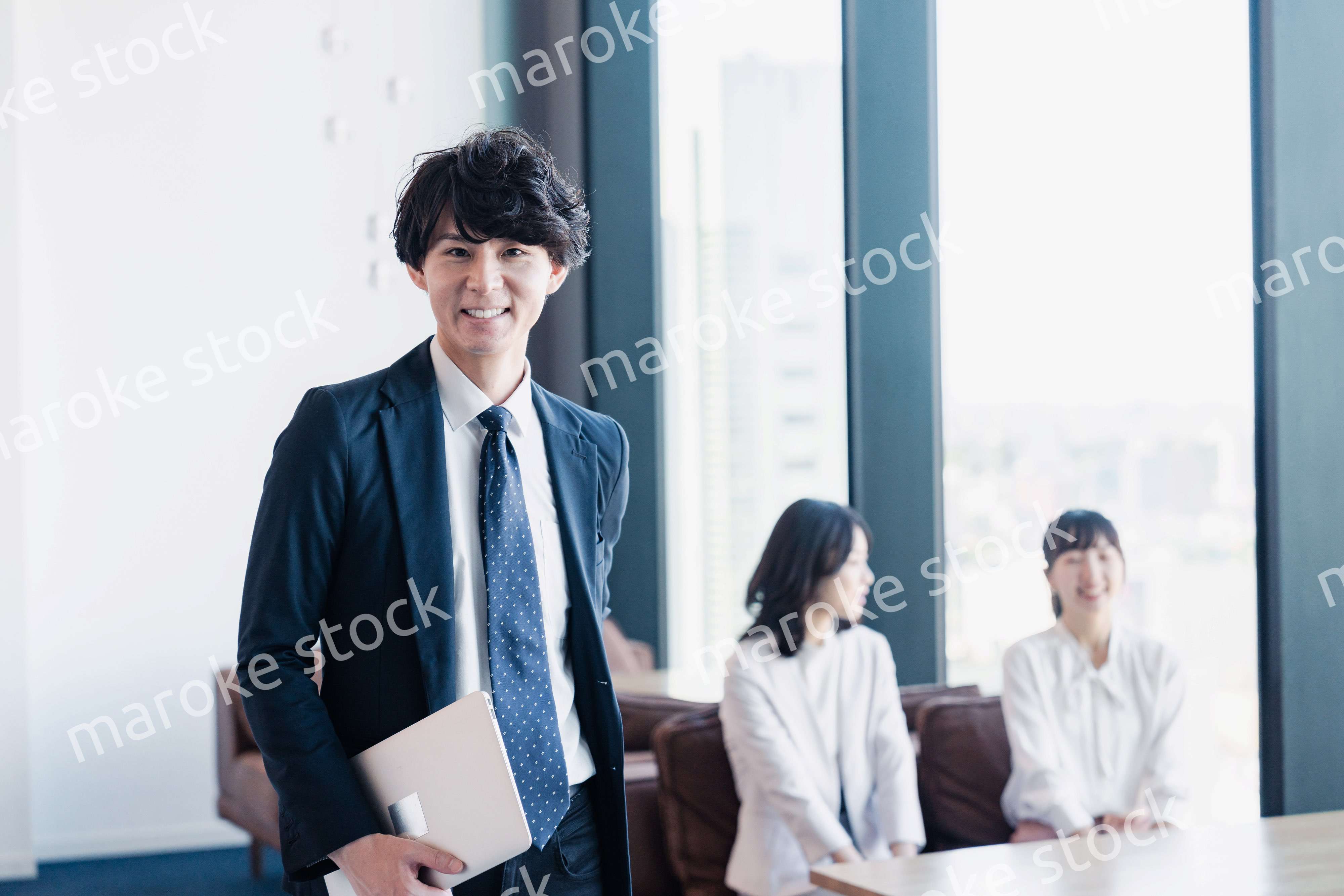 外回り営業に出かけるビジネスマン