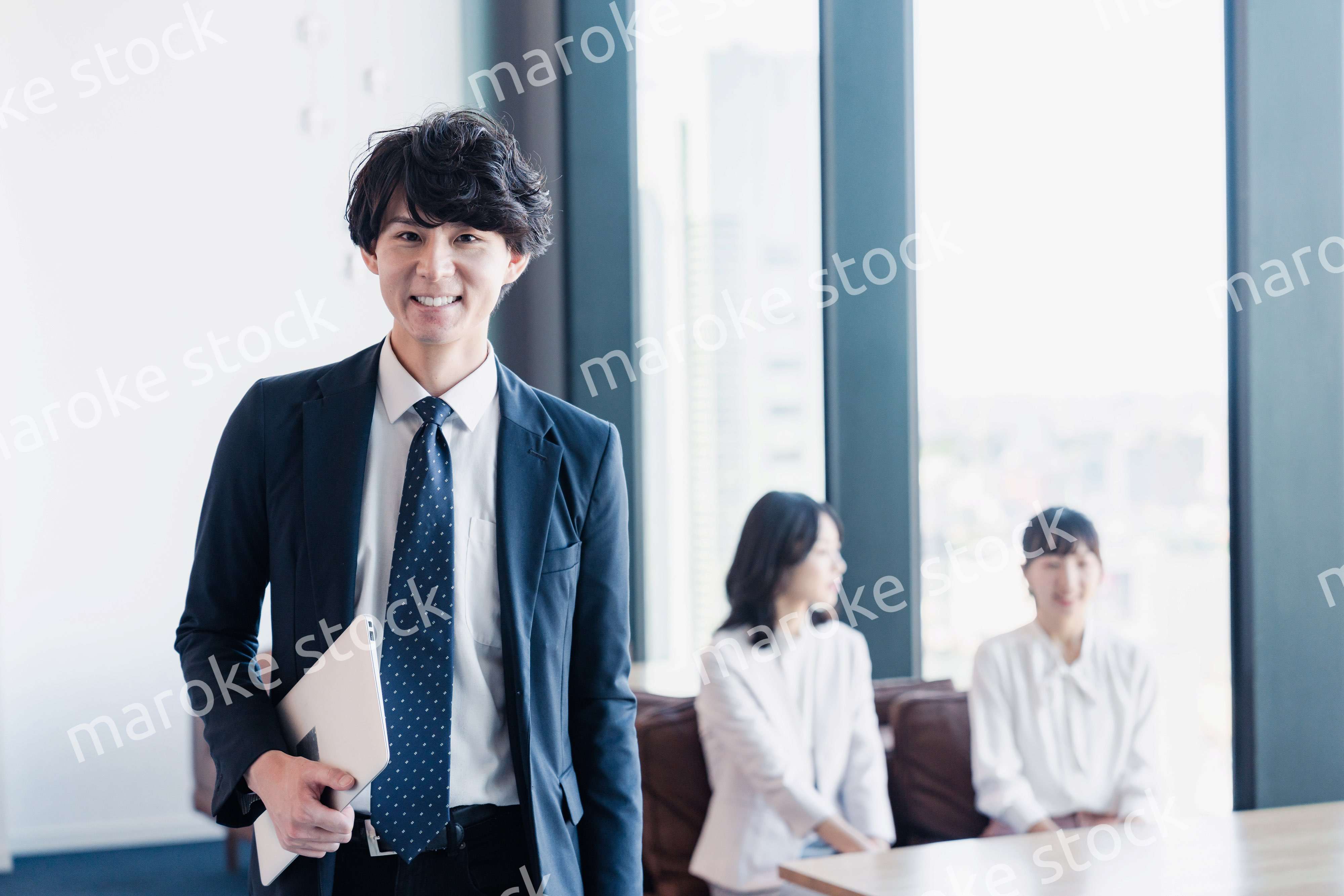 外回り営業に出かけるビジネスマン