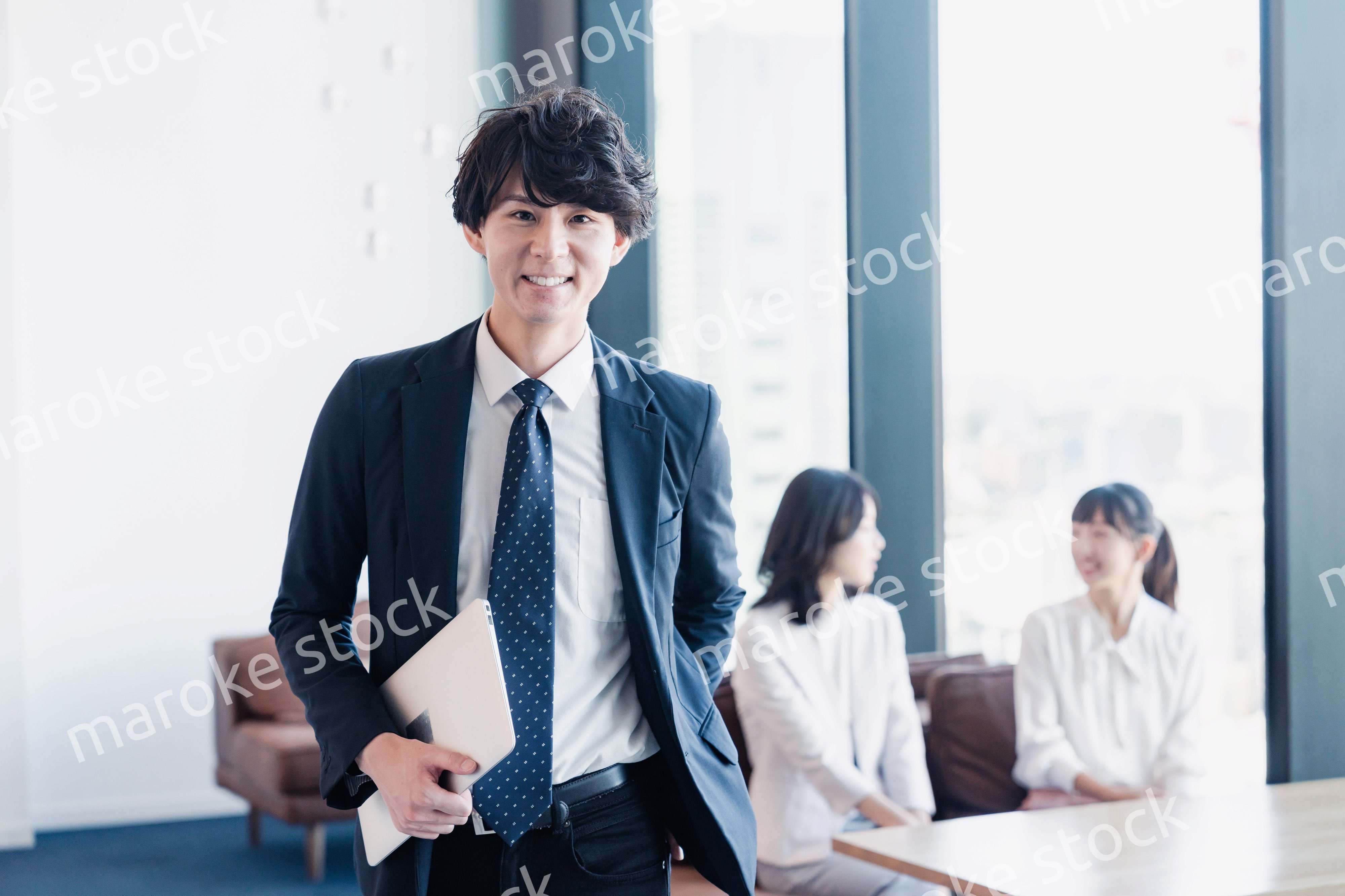 外回り営業に出かけるビジネスマン