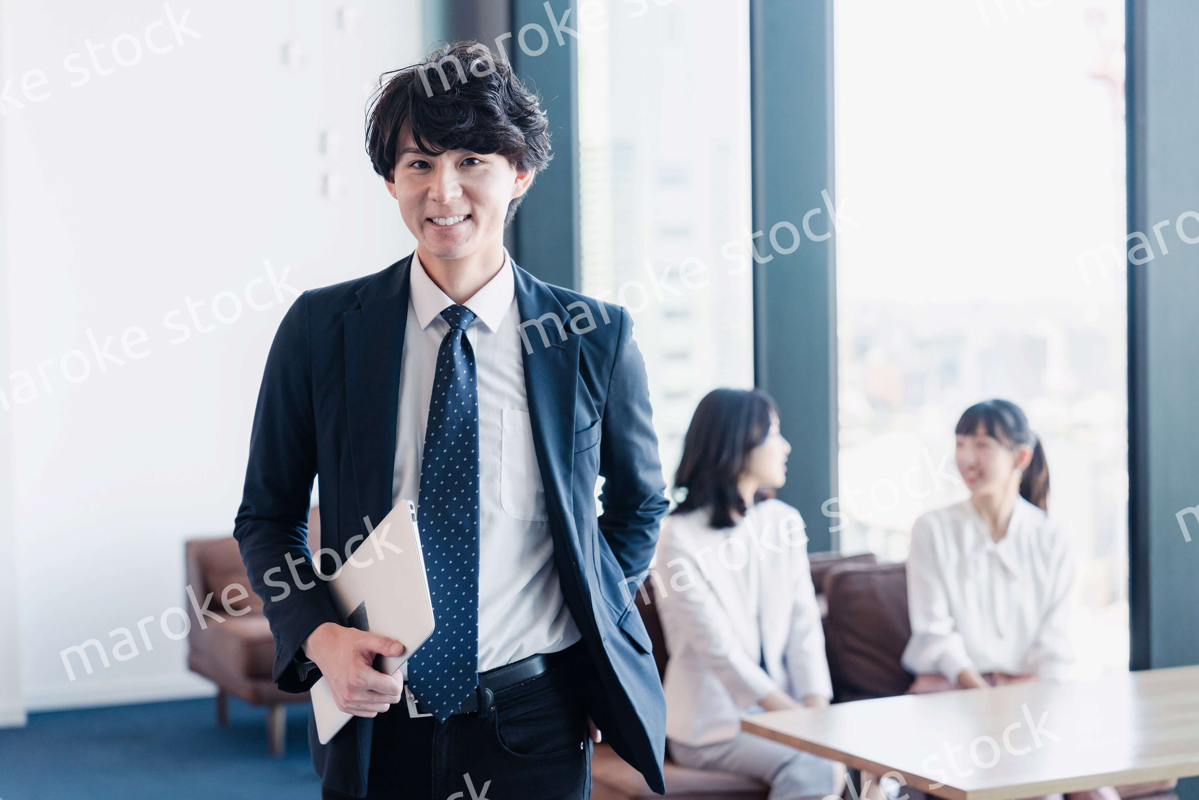 外回り営業に出かけるビジネスマン