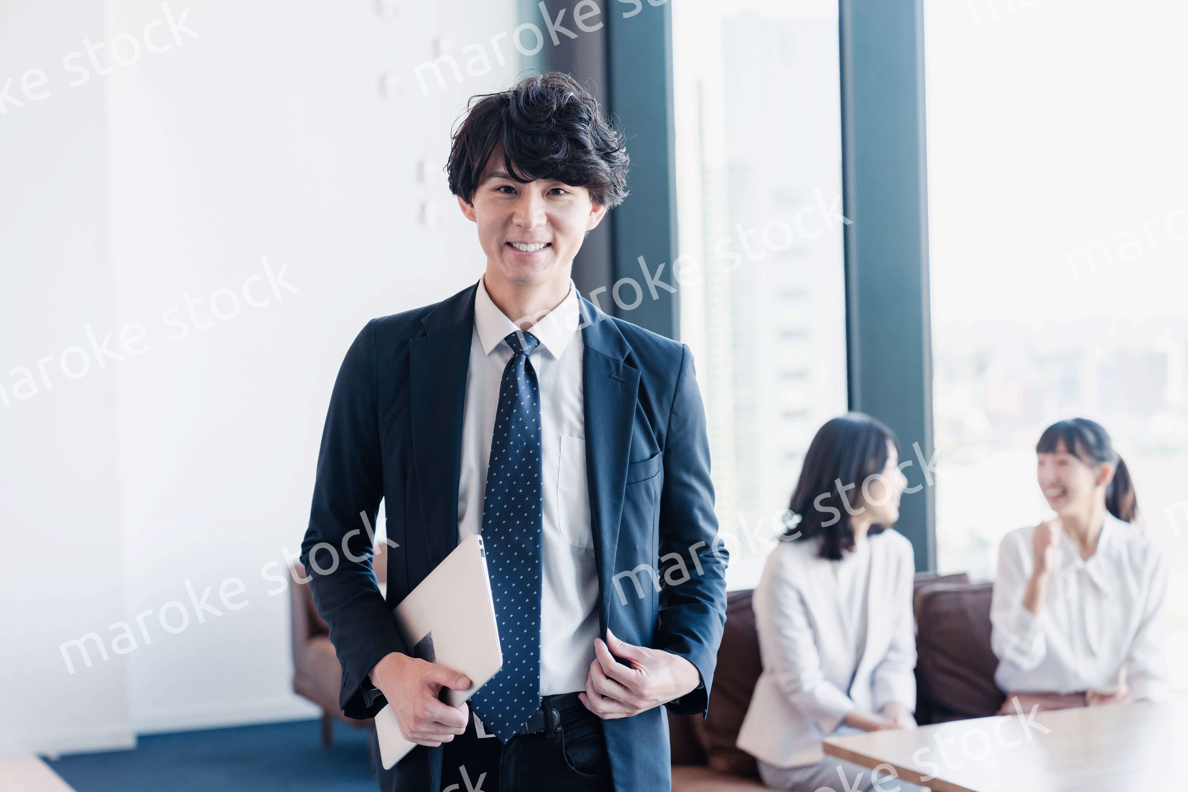 外回り営業に出かけるビジネスマン