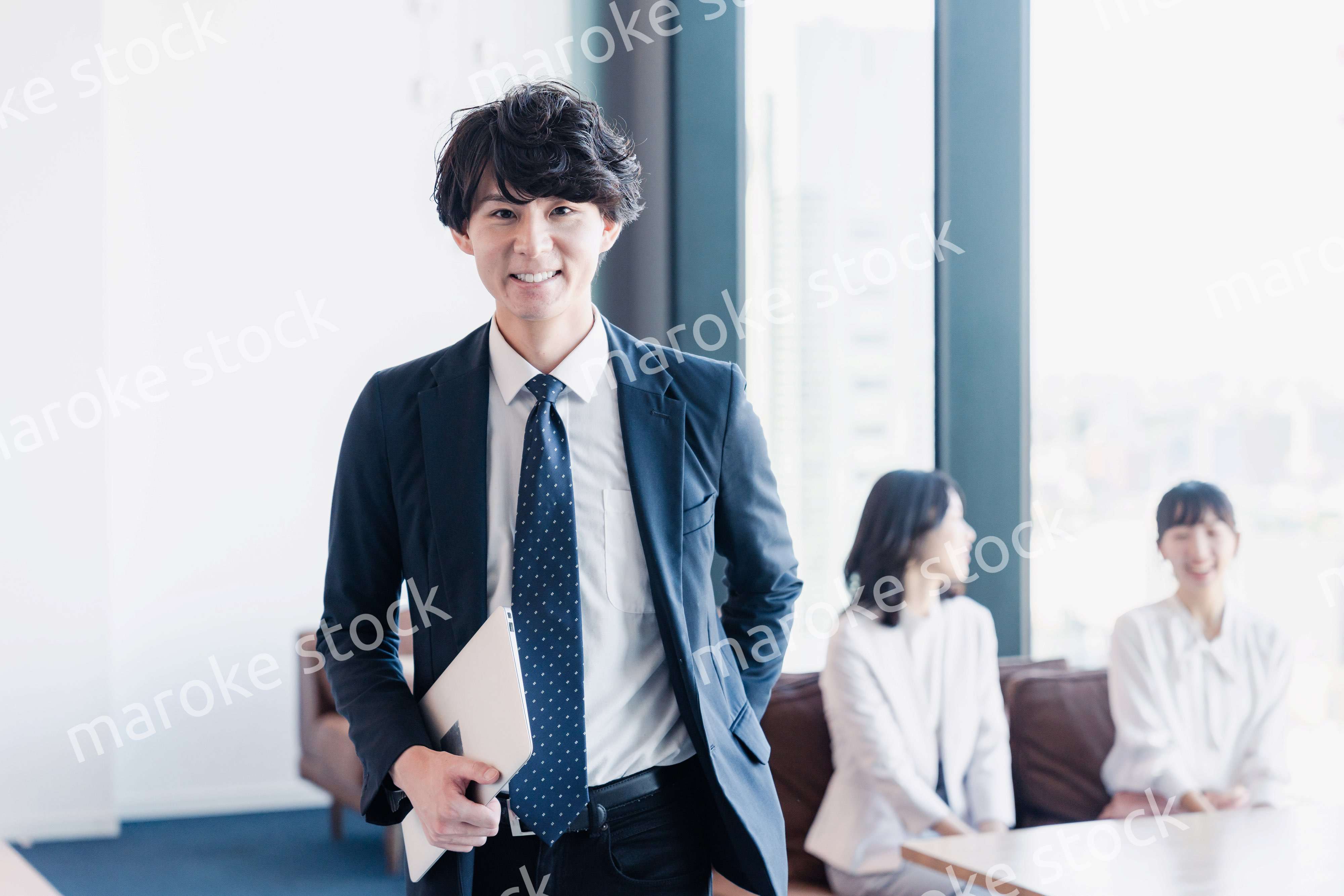 外回り営業に出かけるビジネスマン