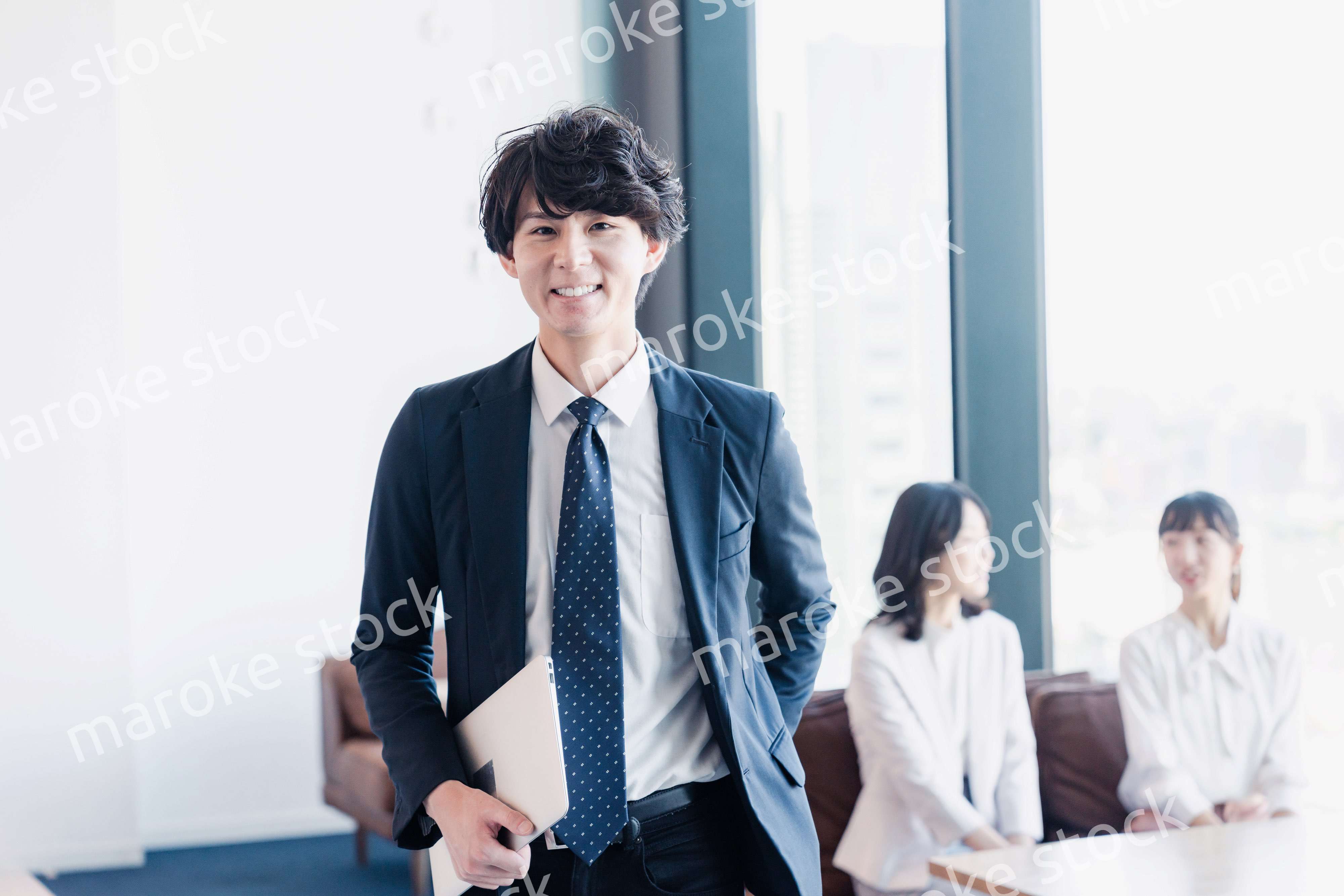 外回り営業に出かけるビジネスマン