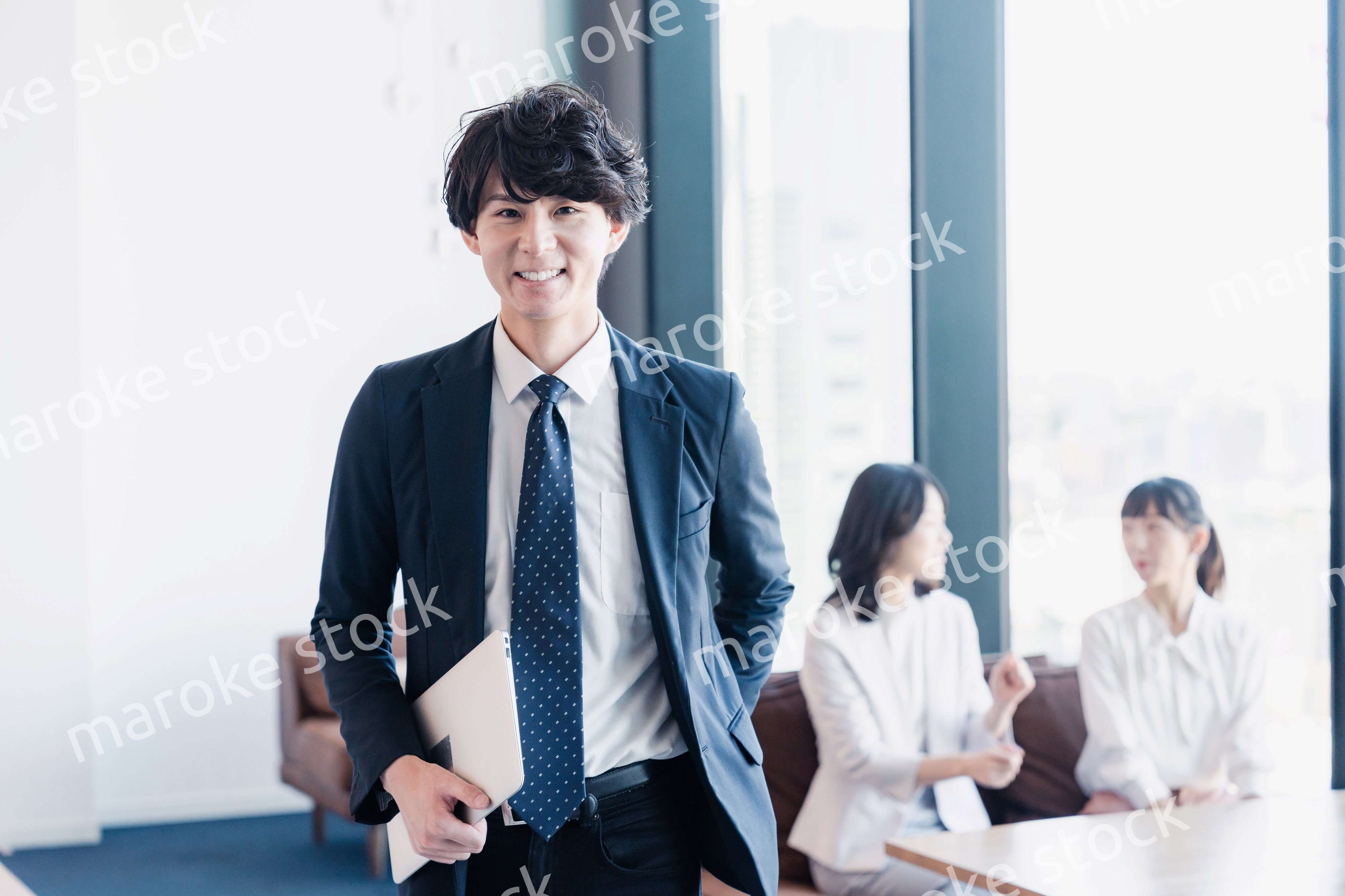 外回り営業に出かけるビジネスマン