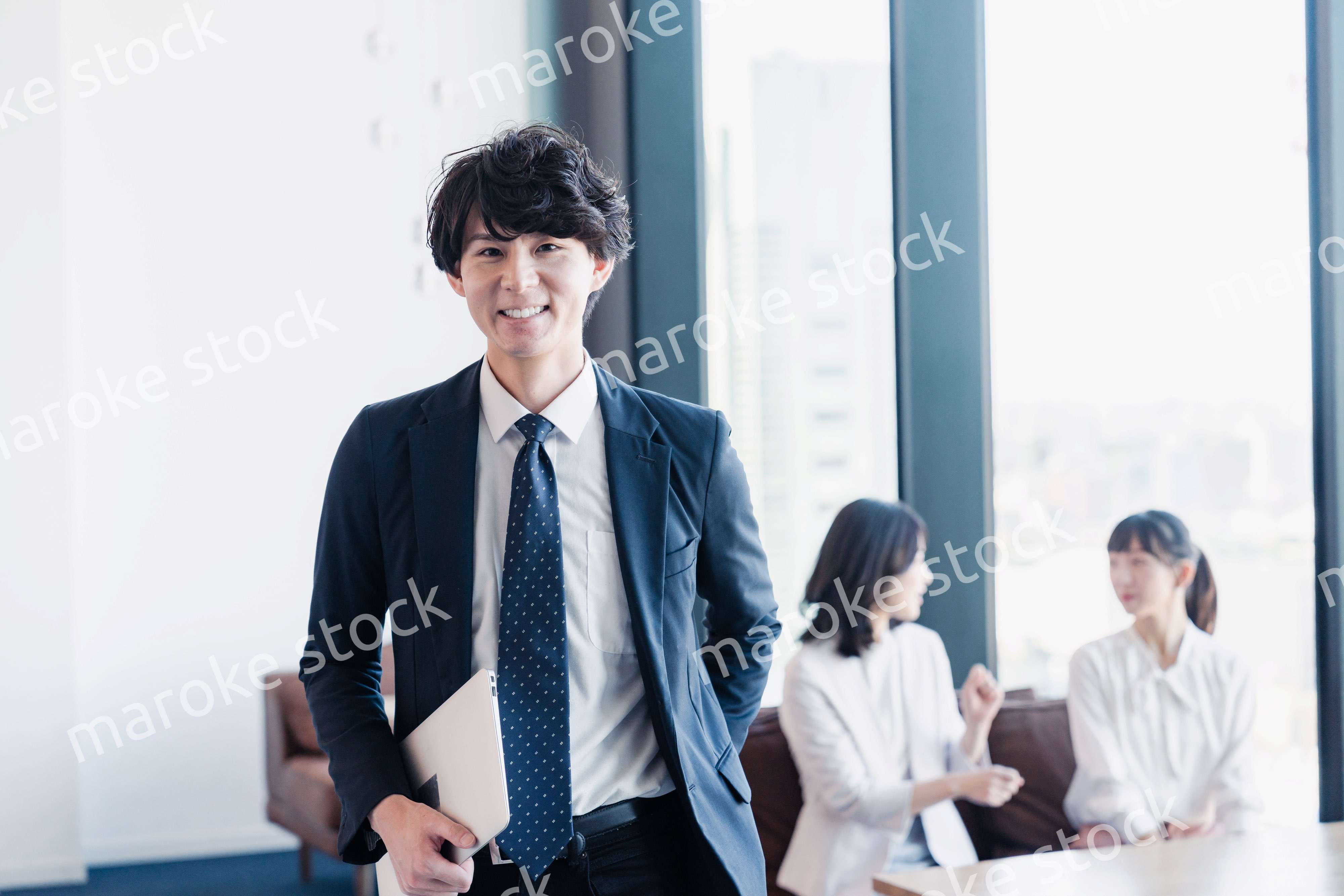 外回り営業に出かけるビジネスマン