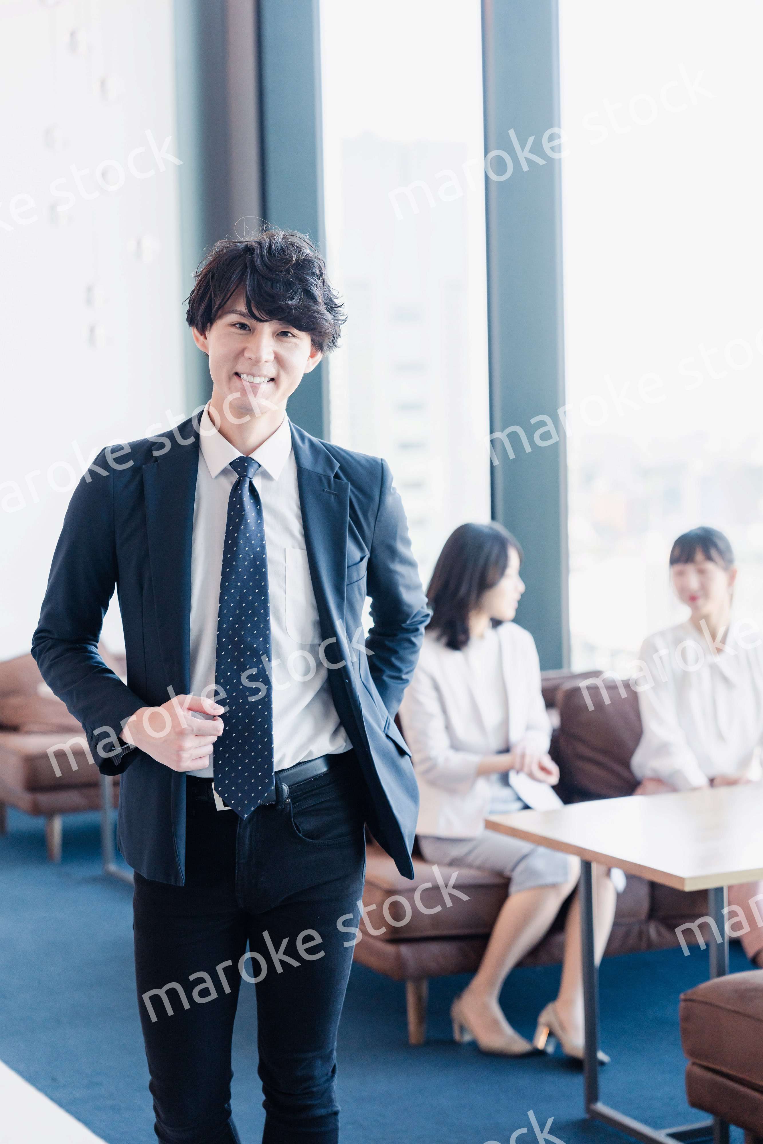 外回り営業に出かけるビジネスマン