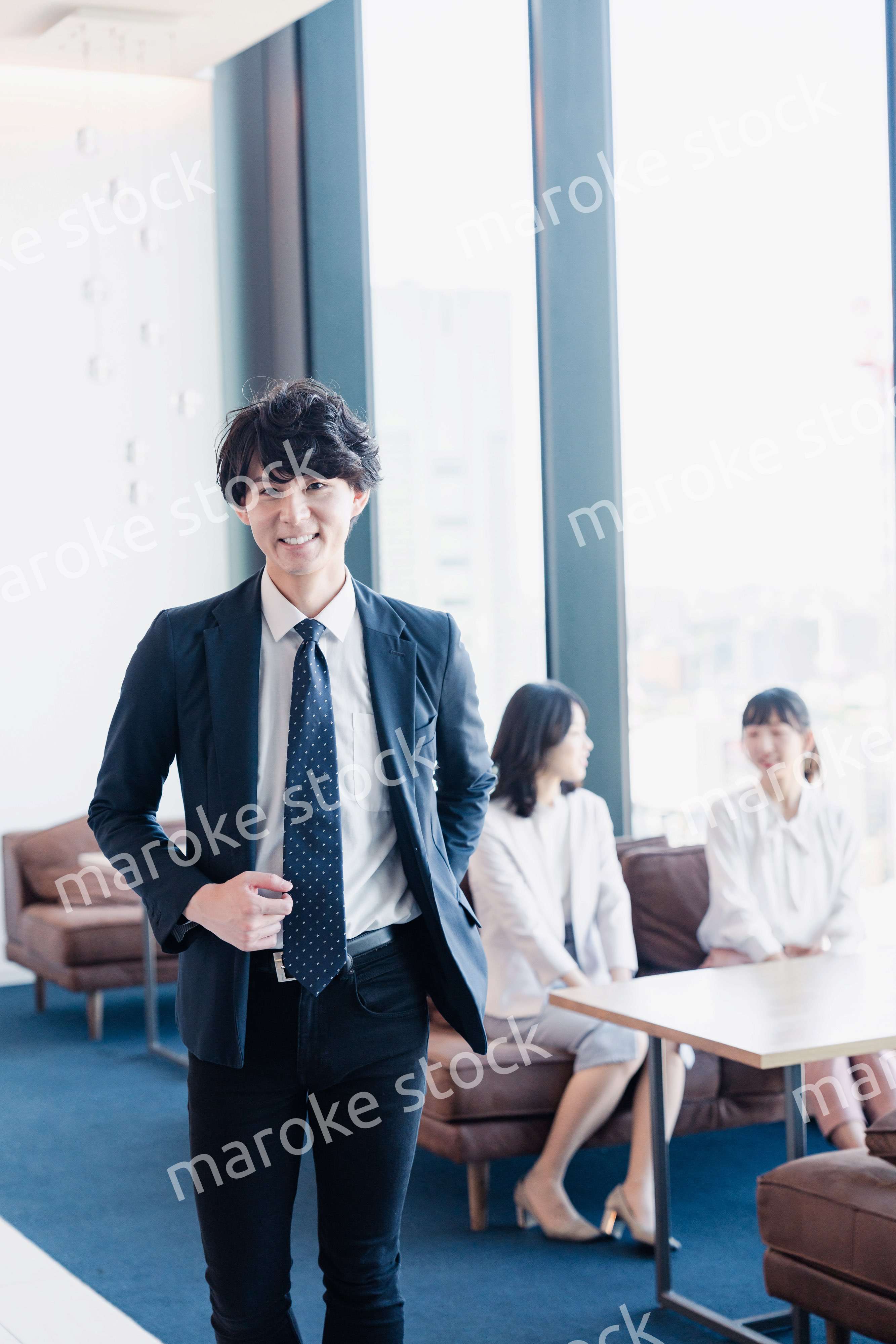 外回り営業に出かけるビジネスマン