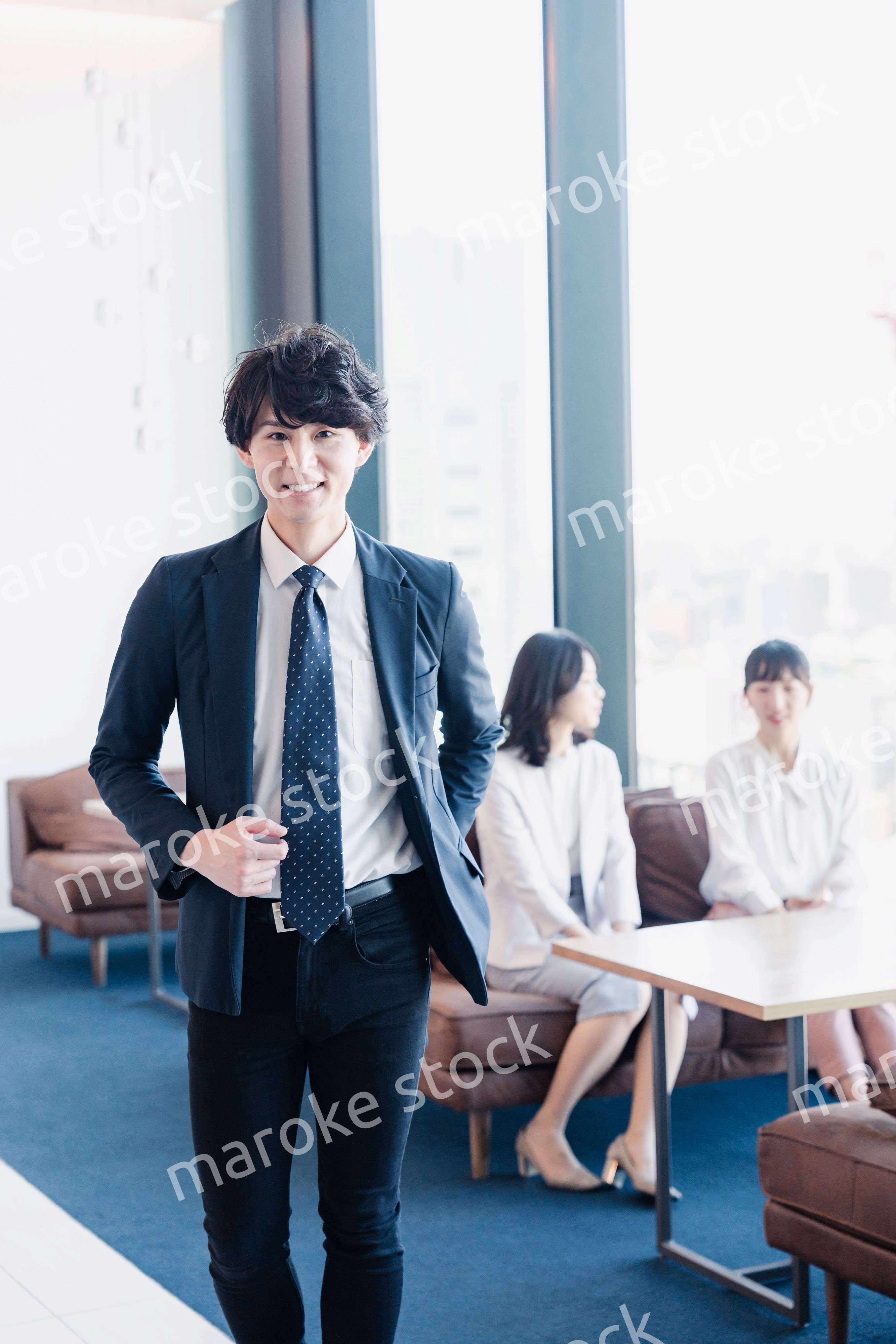 外回り営業に出かけるビジネスマン