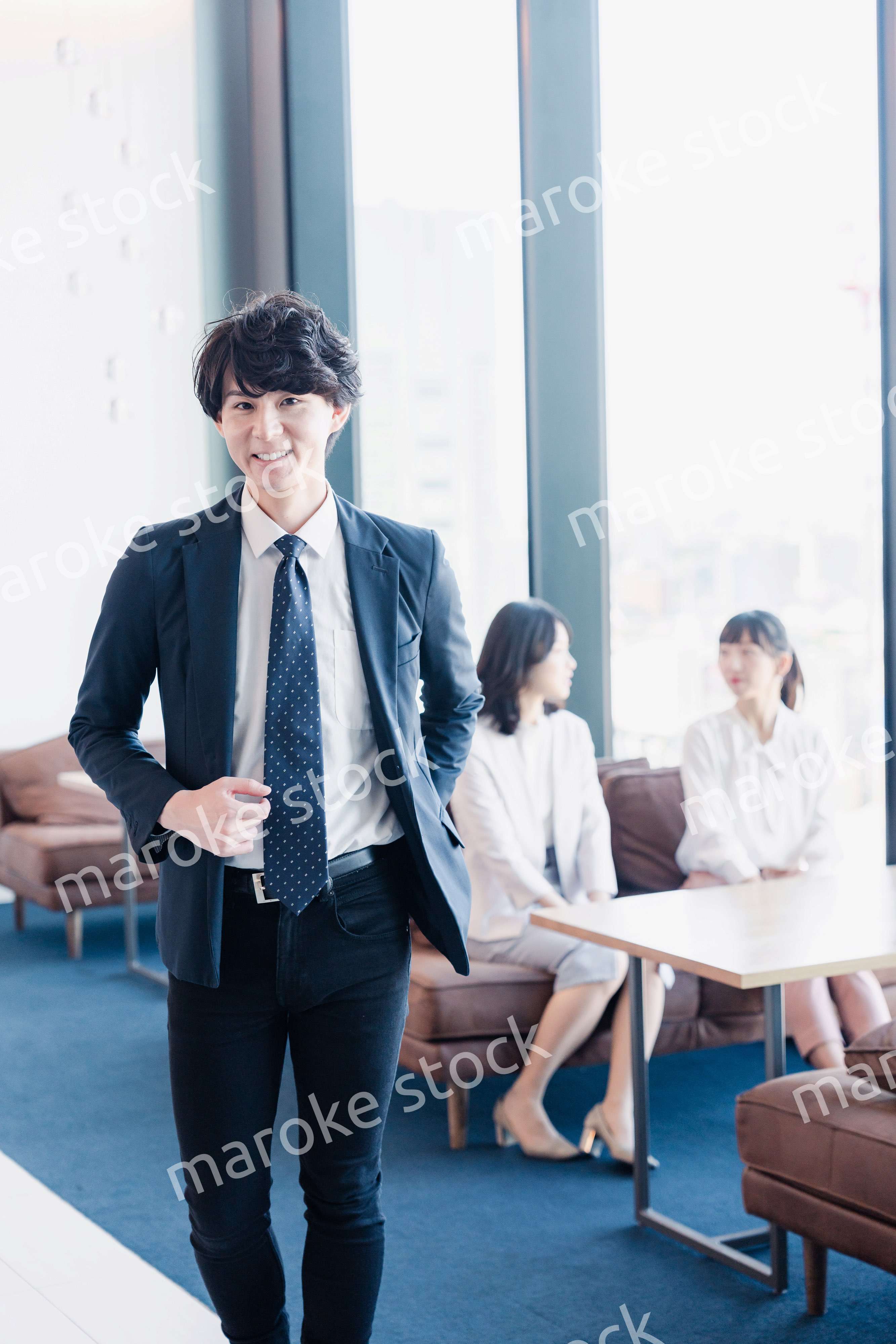 外回り営業に出かけるビジネスマン