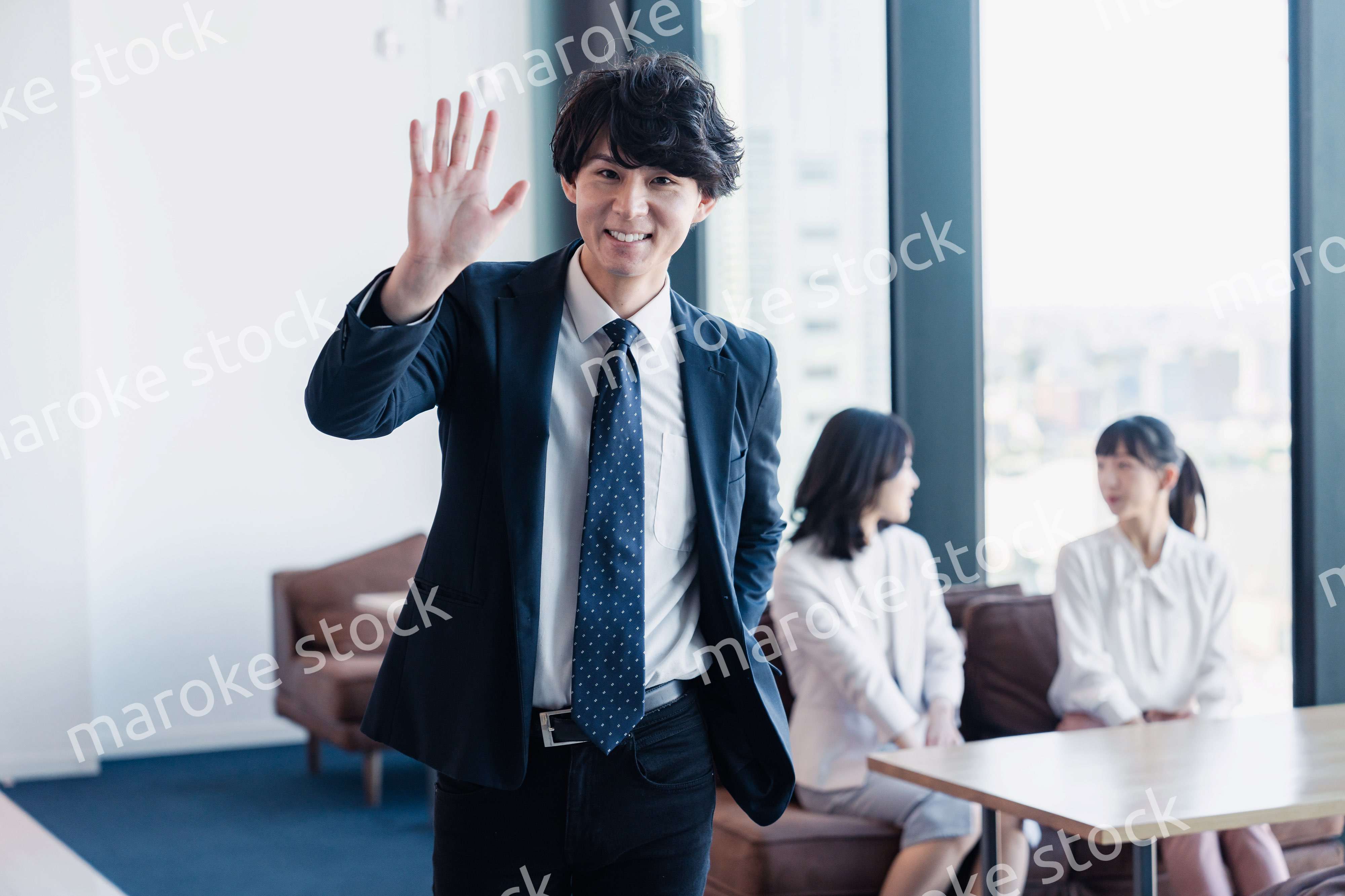 オフィスで挨拶をするビジネスマン