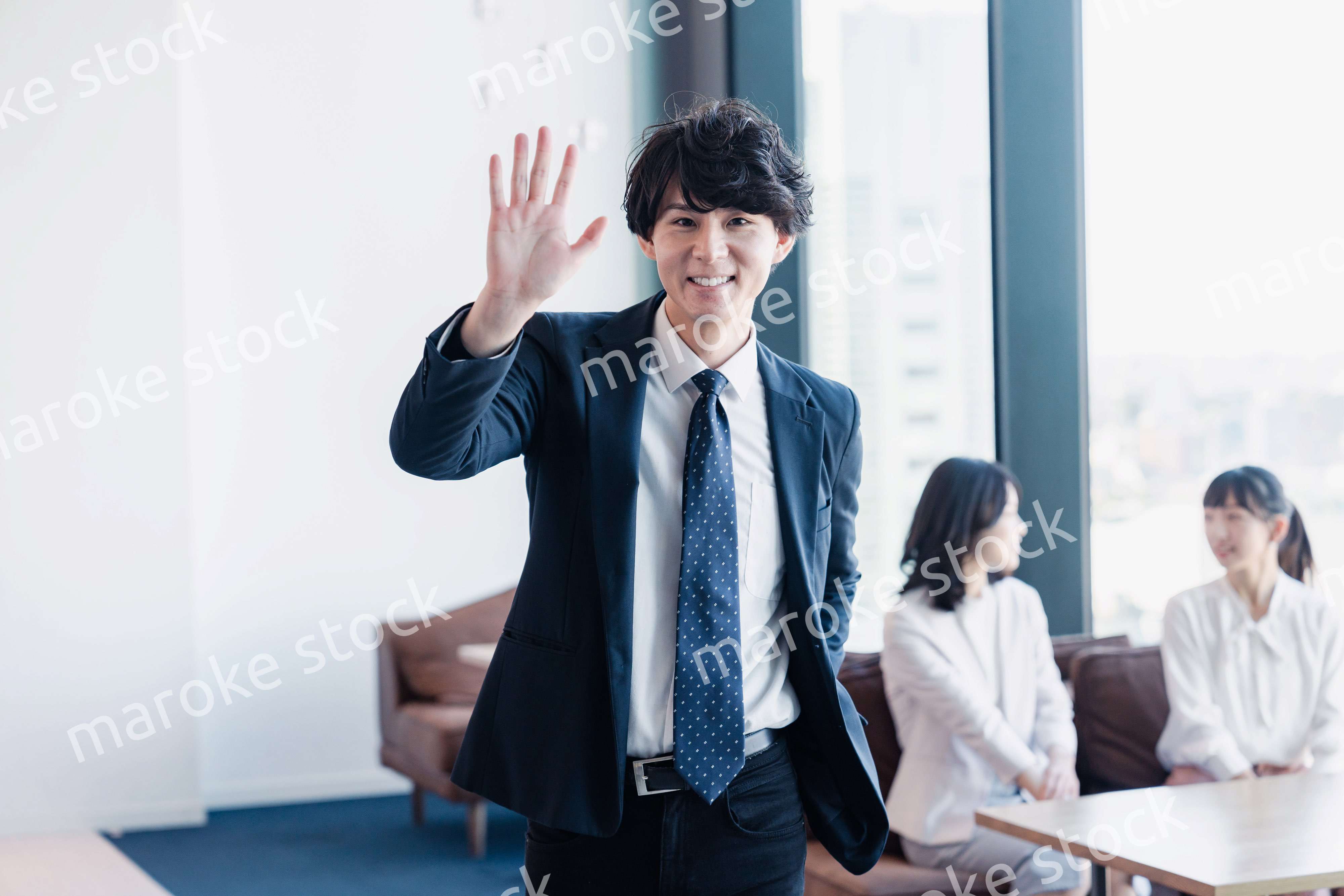 オフィスで挨拶をするビジネスマン