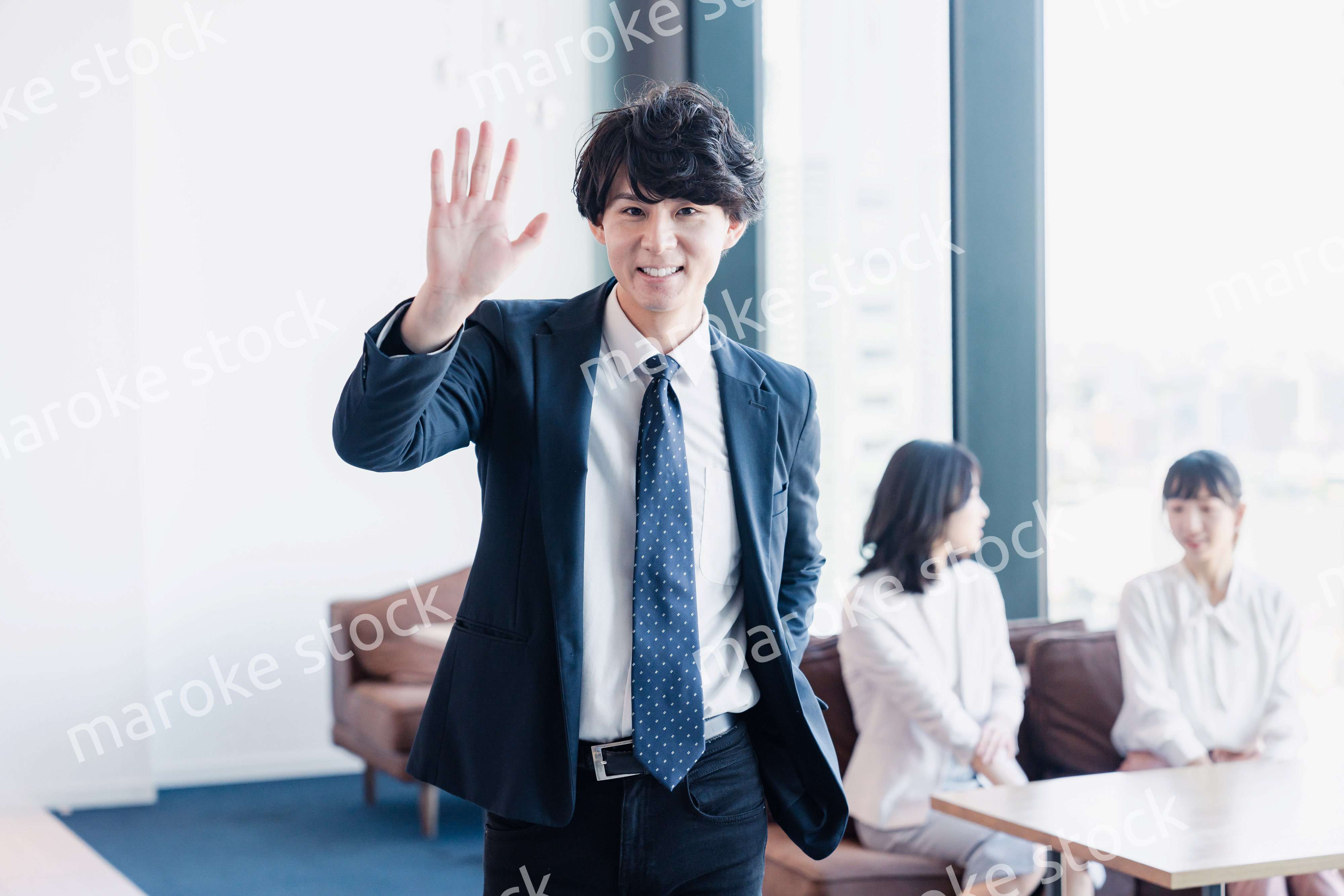 オフィスで挨拶をするビジネスマン