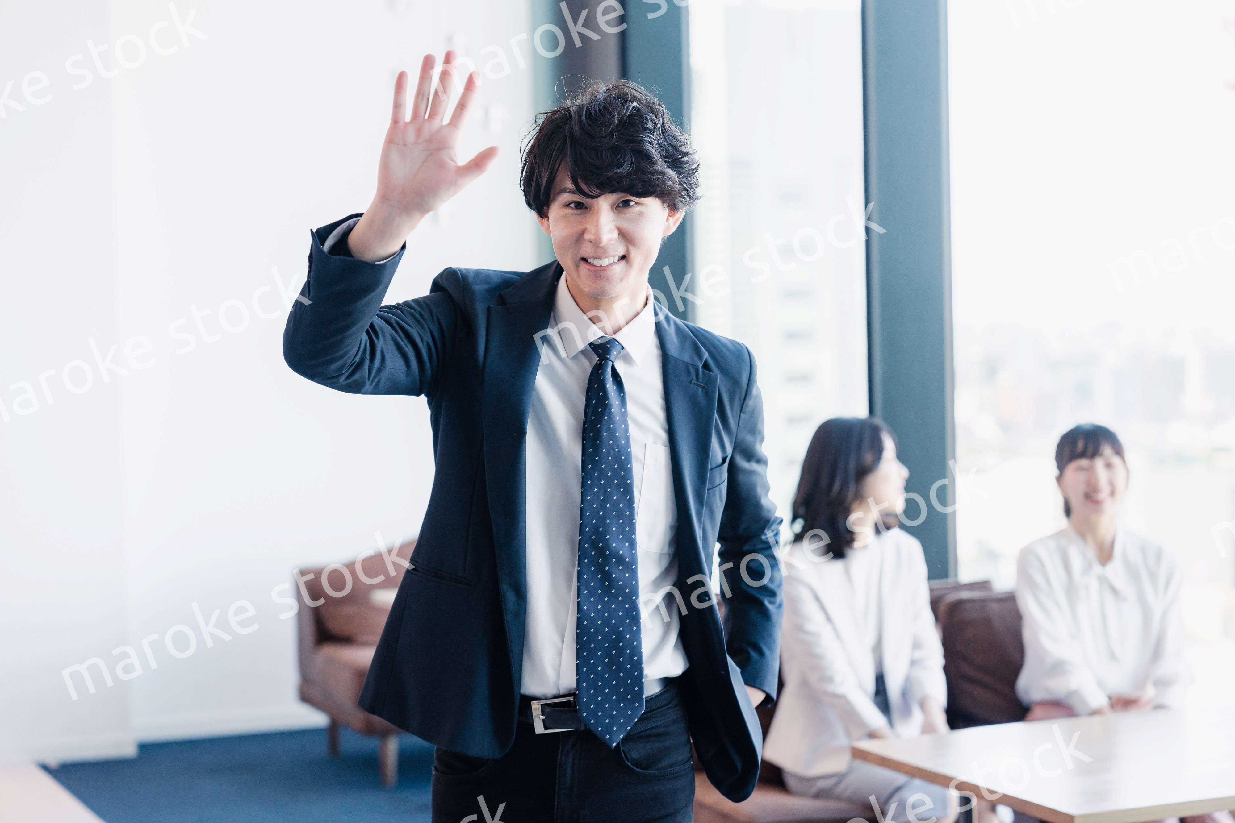 オフィスで挨拶をするビジネスマン
