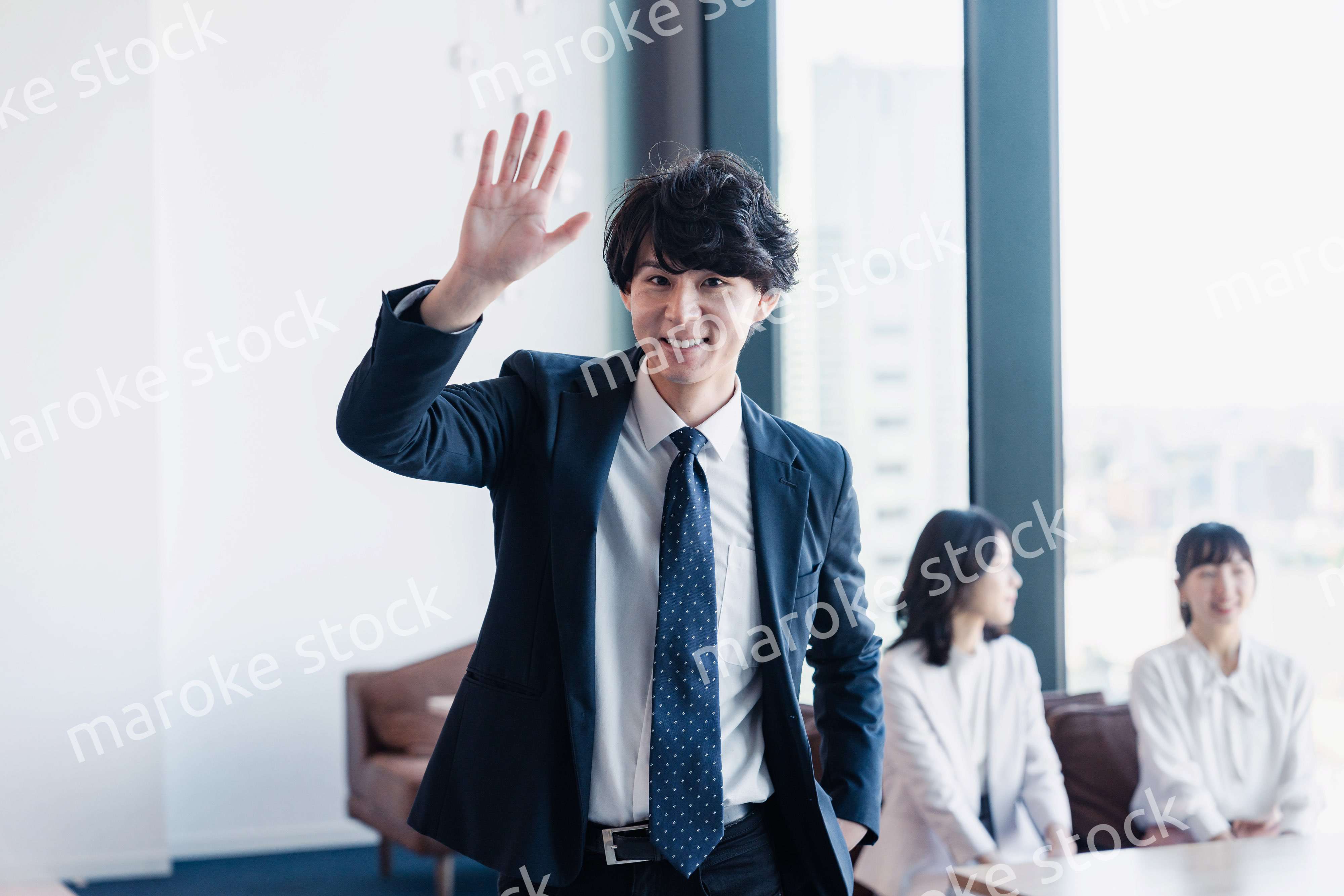 オフィスで挨拶をするビジネスマン