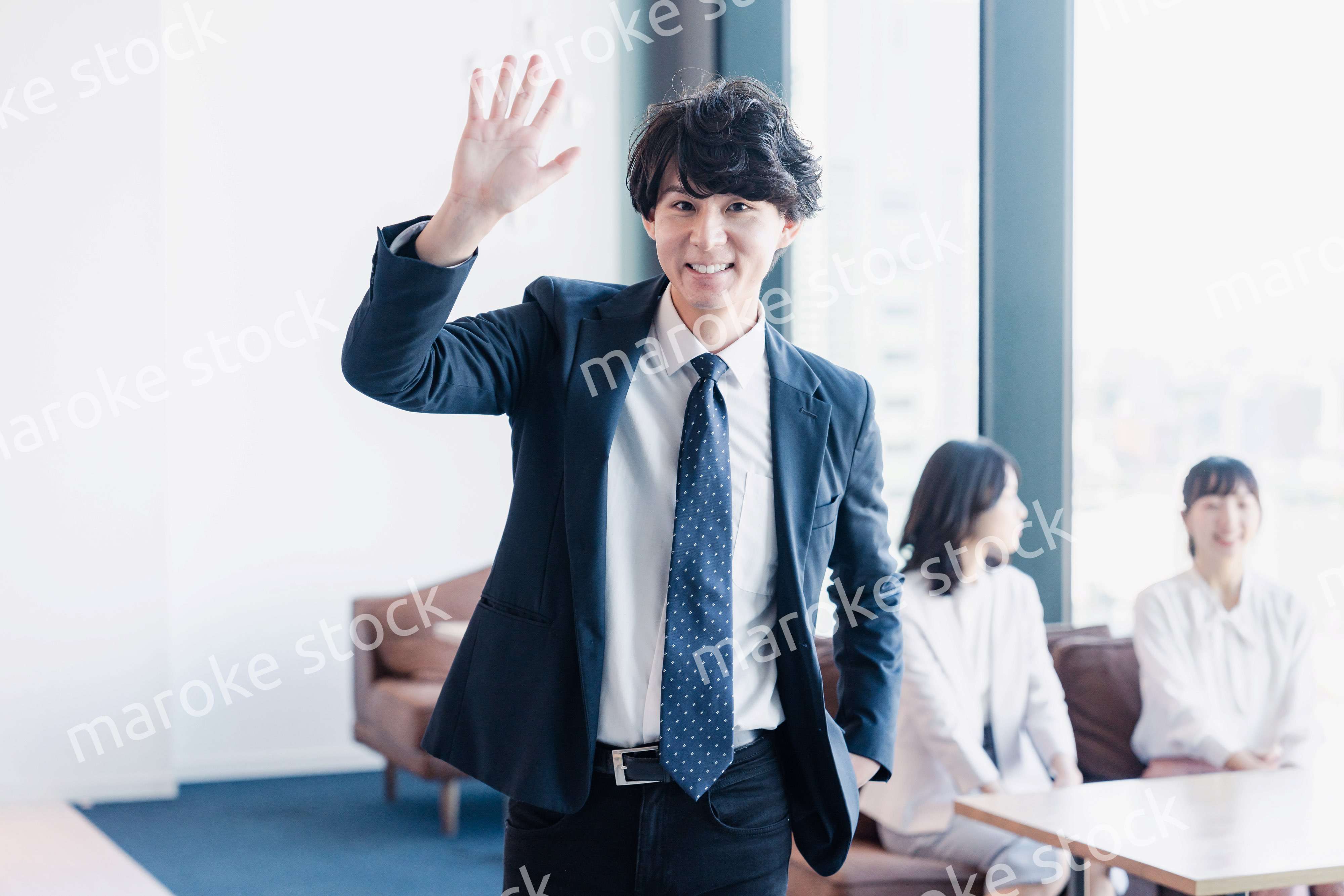 オフィスで挨拶をするビジネスマン