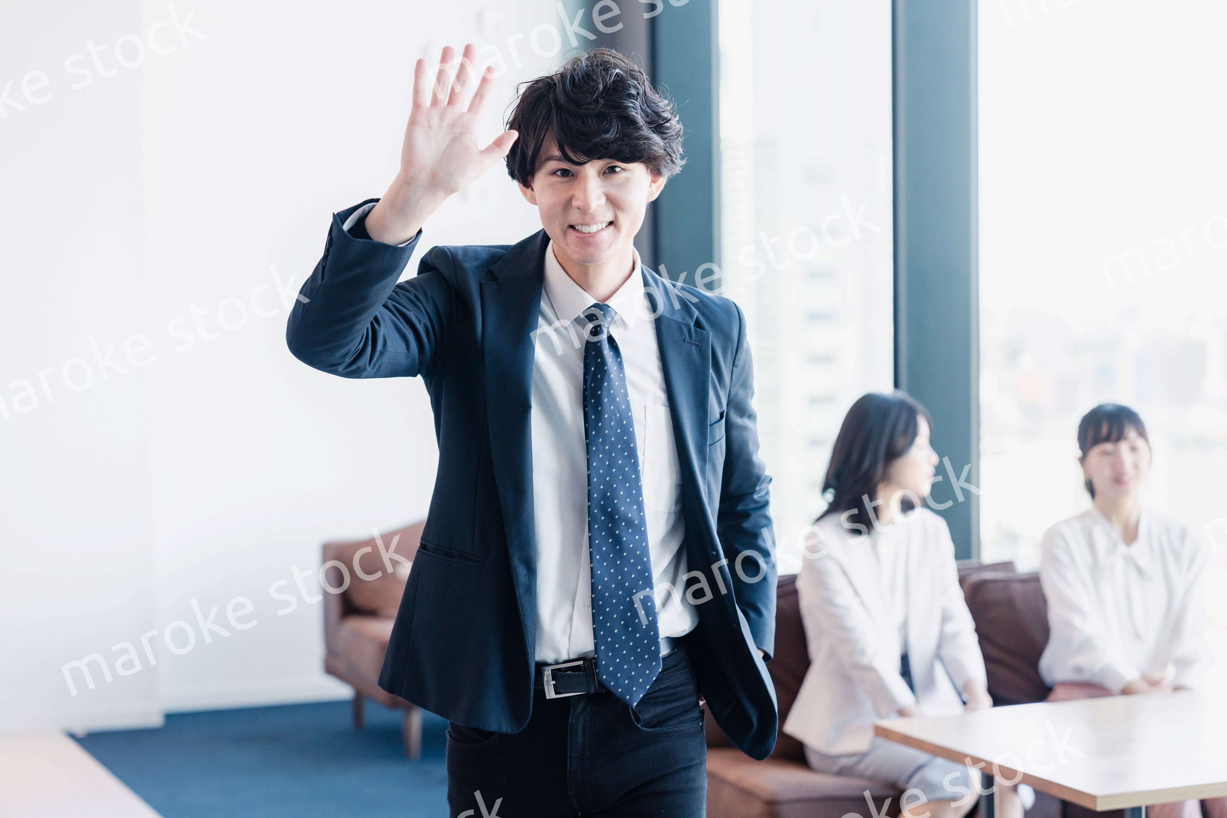 オフィスで挨拶をするビジネスマン