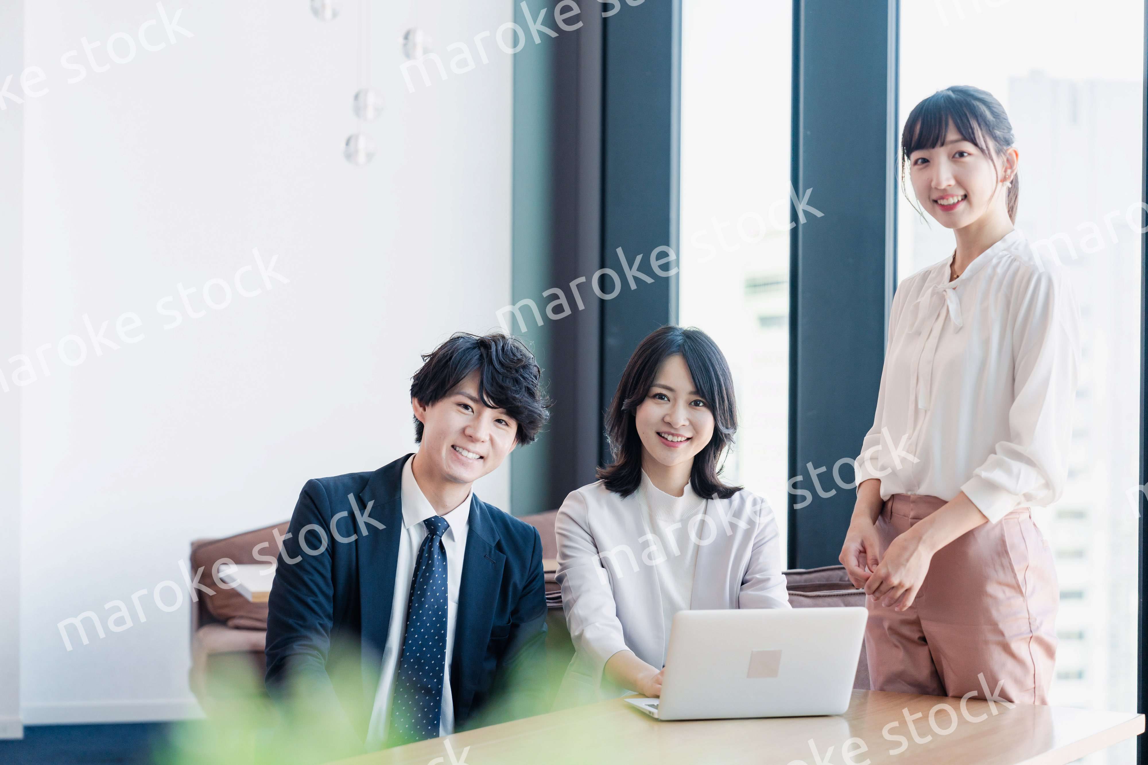 オフィスで打ち合わせをするビジネスパーソン