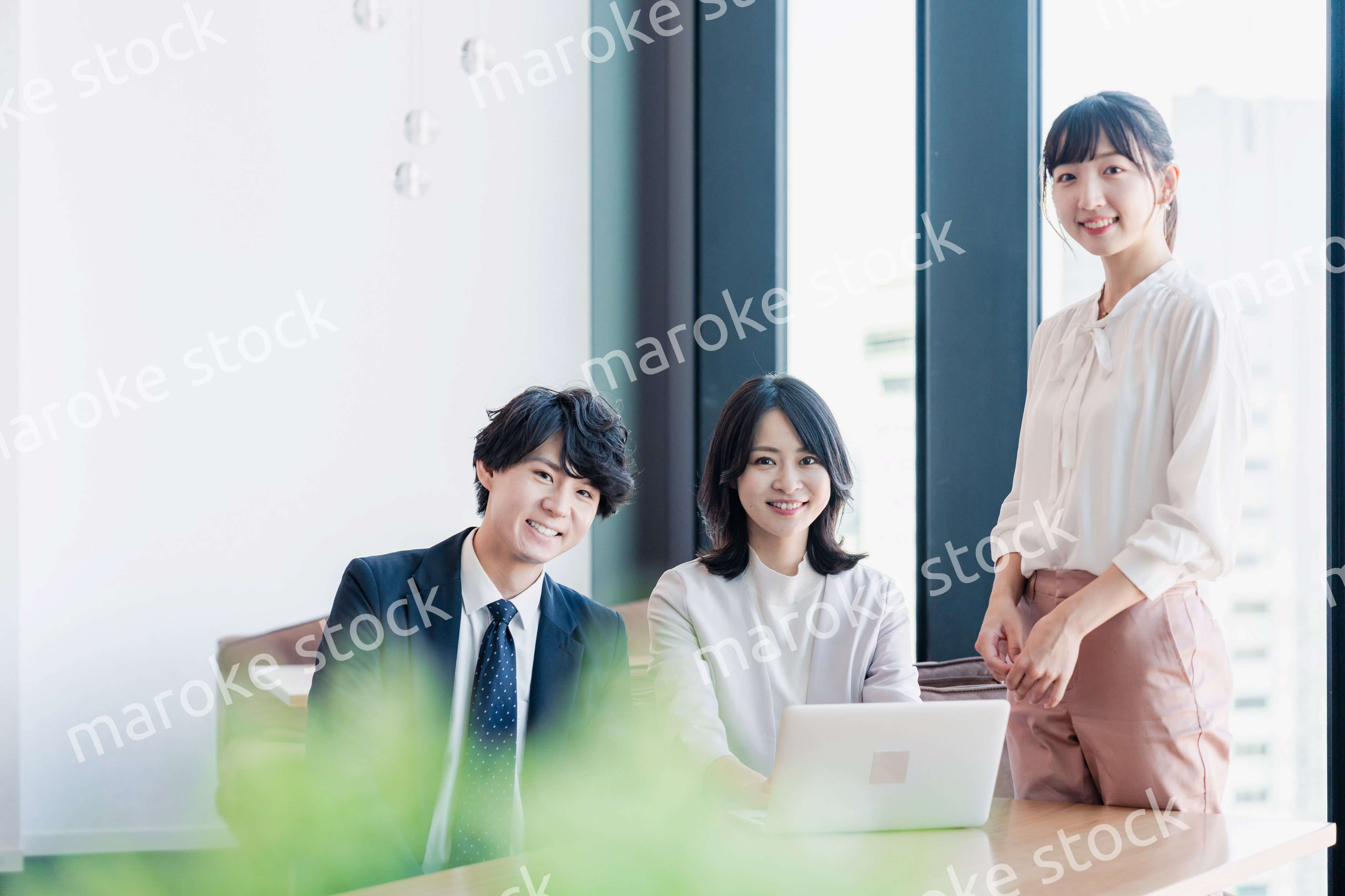 オフィスで打ち合わせをするビジネスパーソン