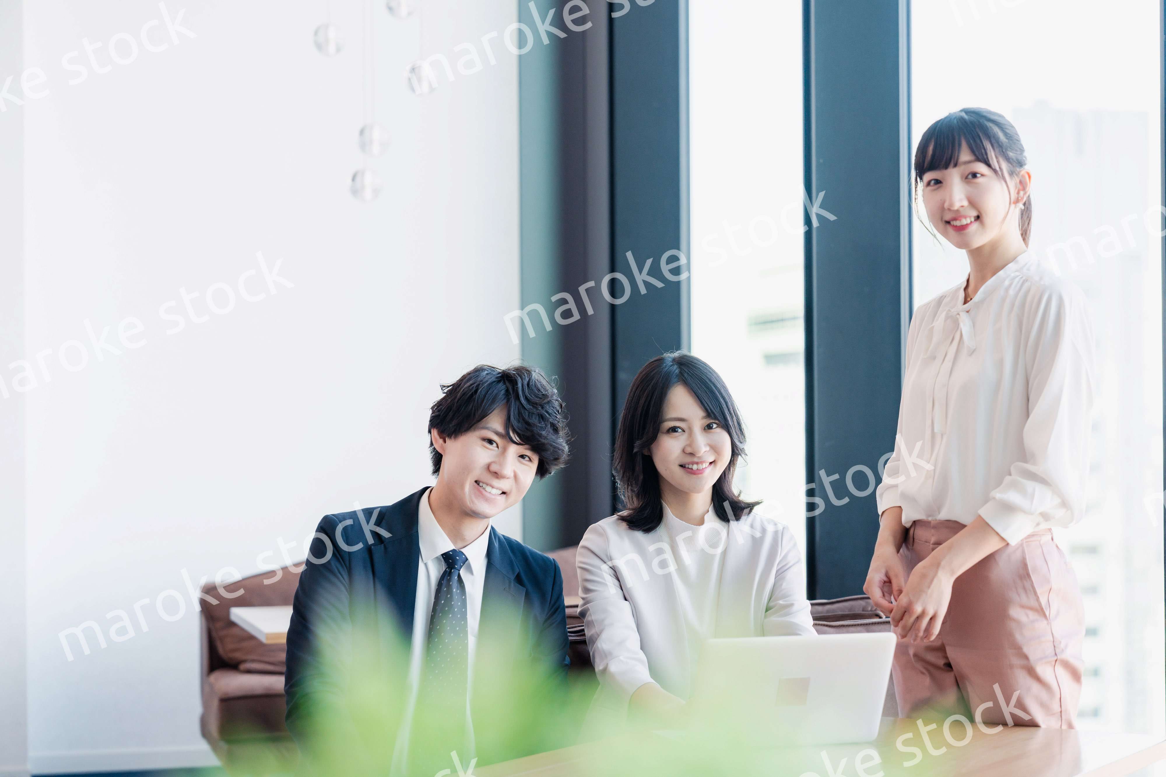 オフィスで打ち合わせをするビジネスパーソン