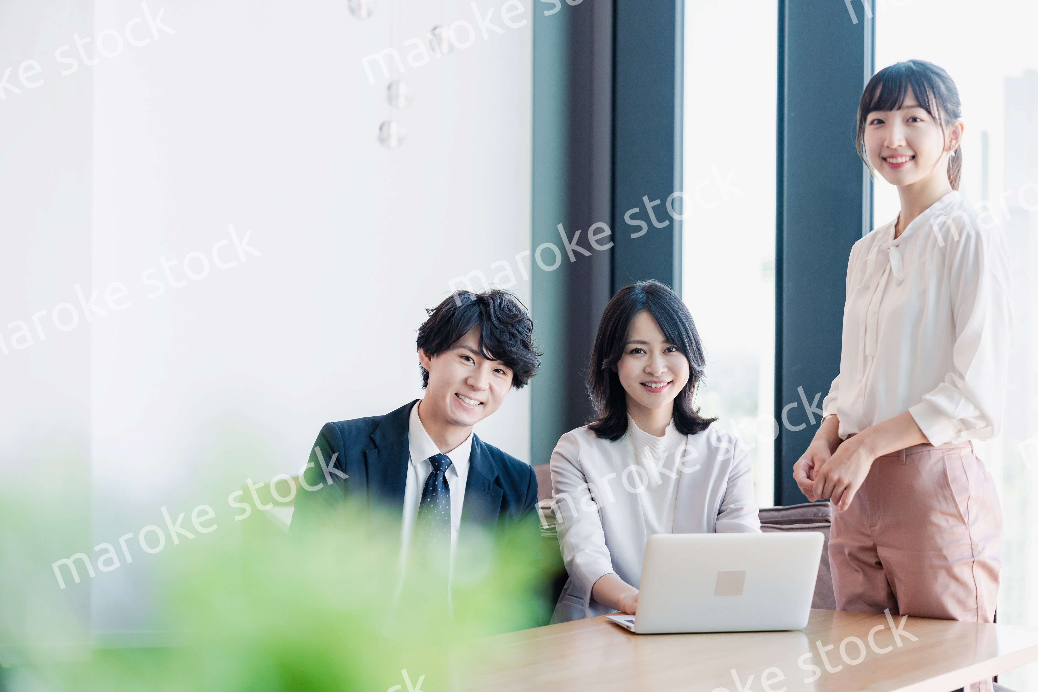 オフィスで打ち合わせをするビジネスパーソン