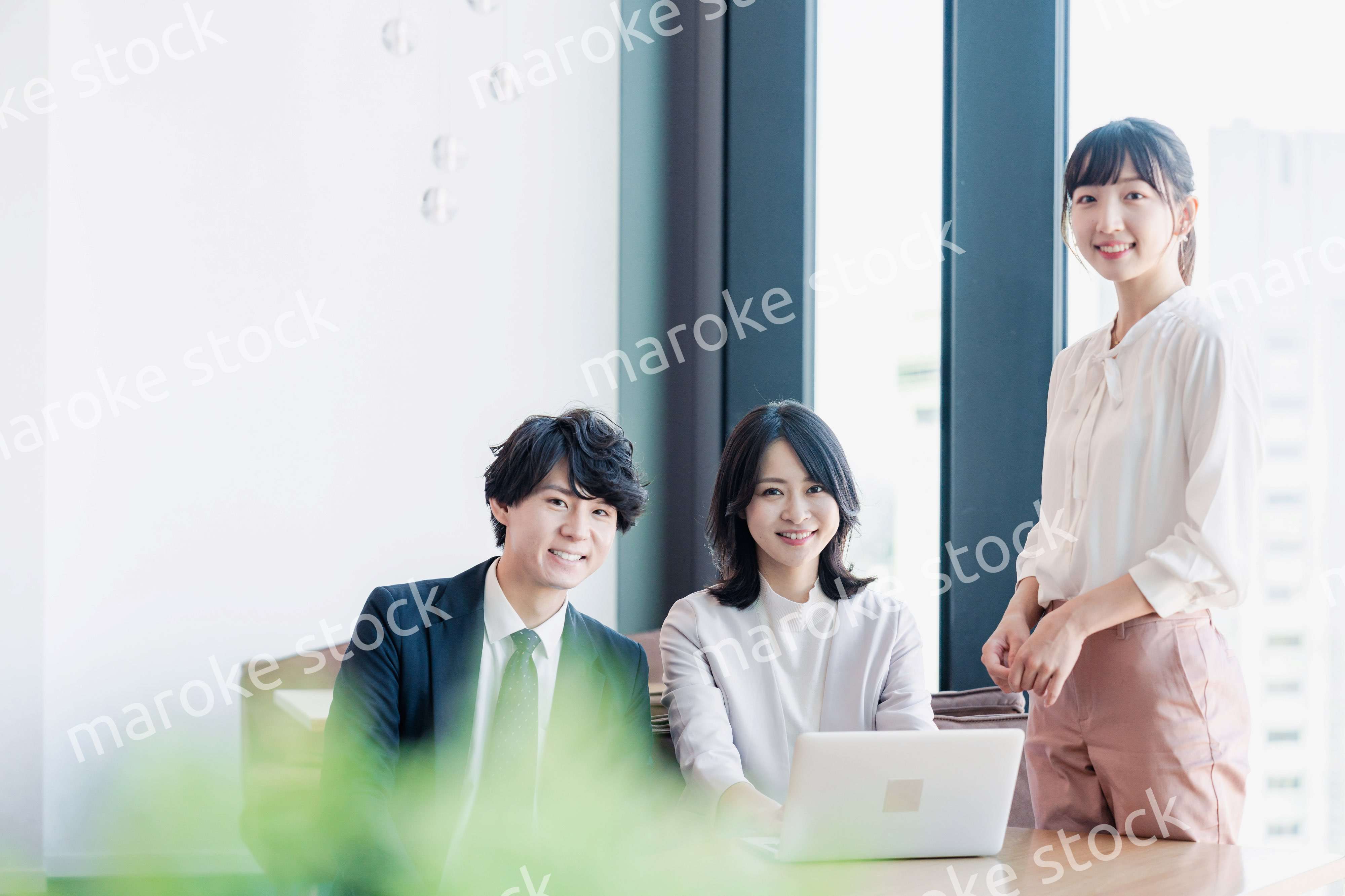 オフィスで打ち合わせをするビジネスパーソン