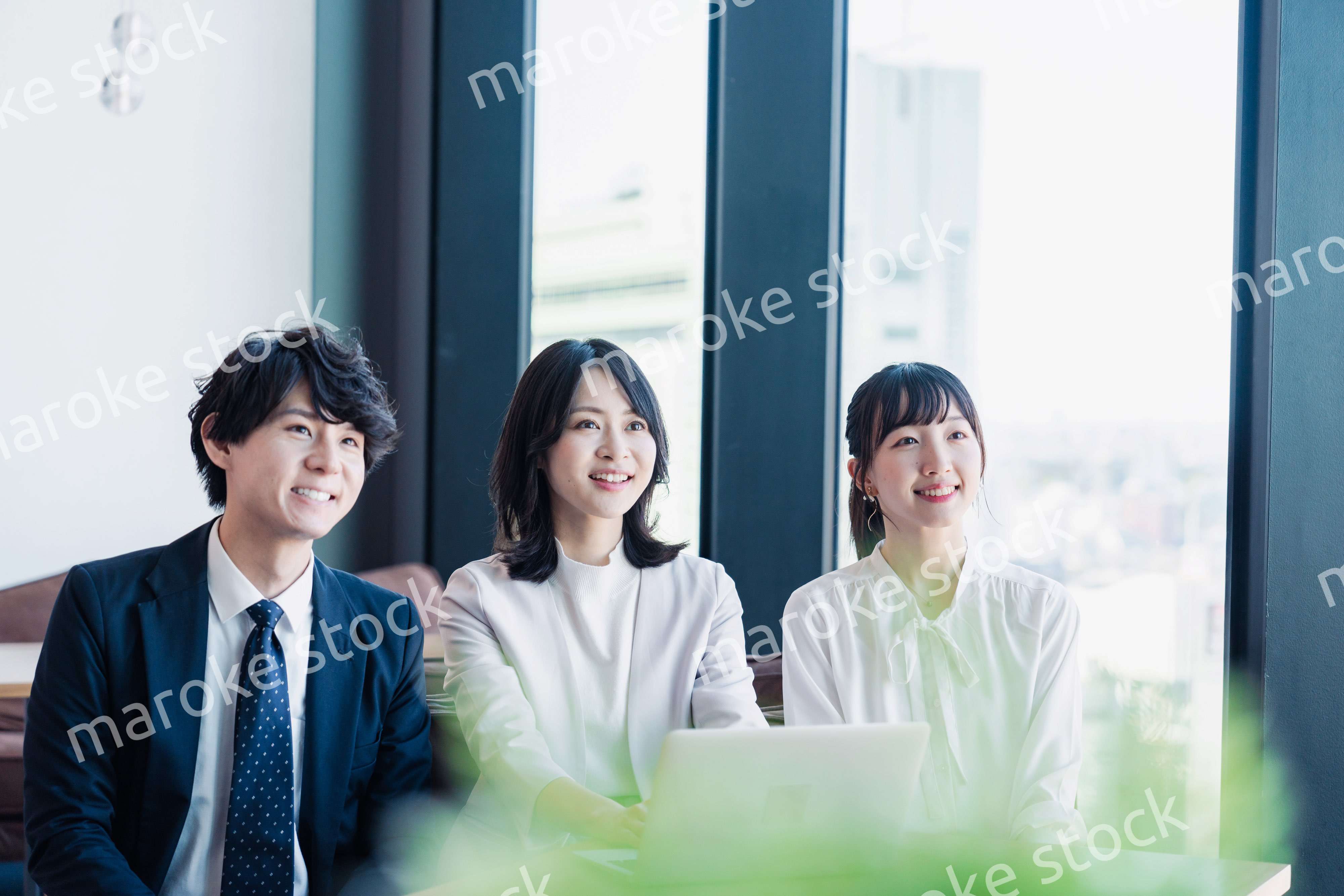 オフィスで資料を共有するビジネスパーソン