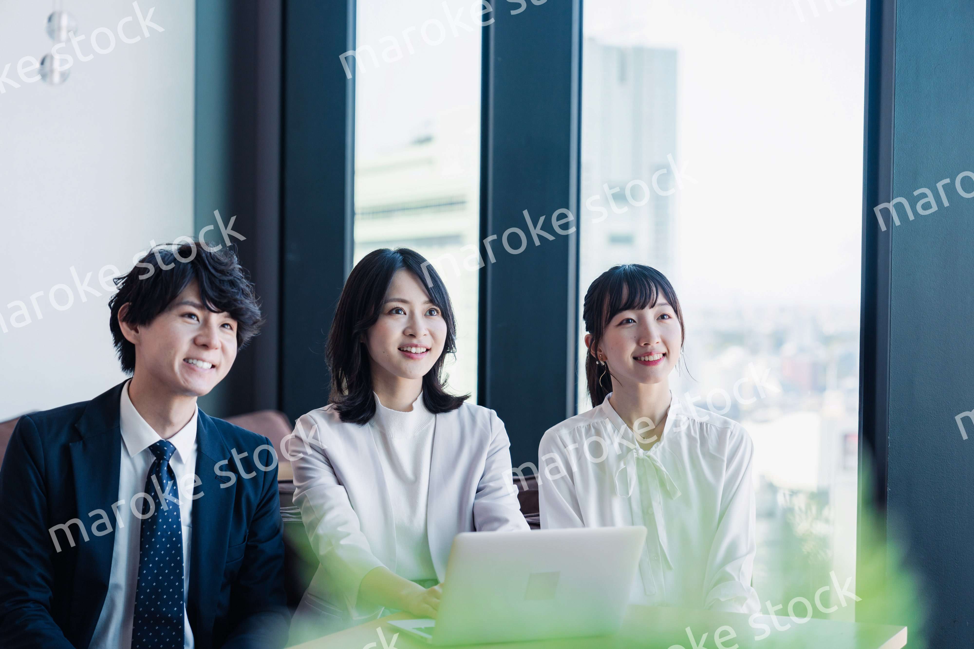 オフィスで資料を共有するビジネスパーソン