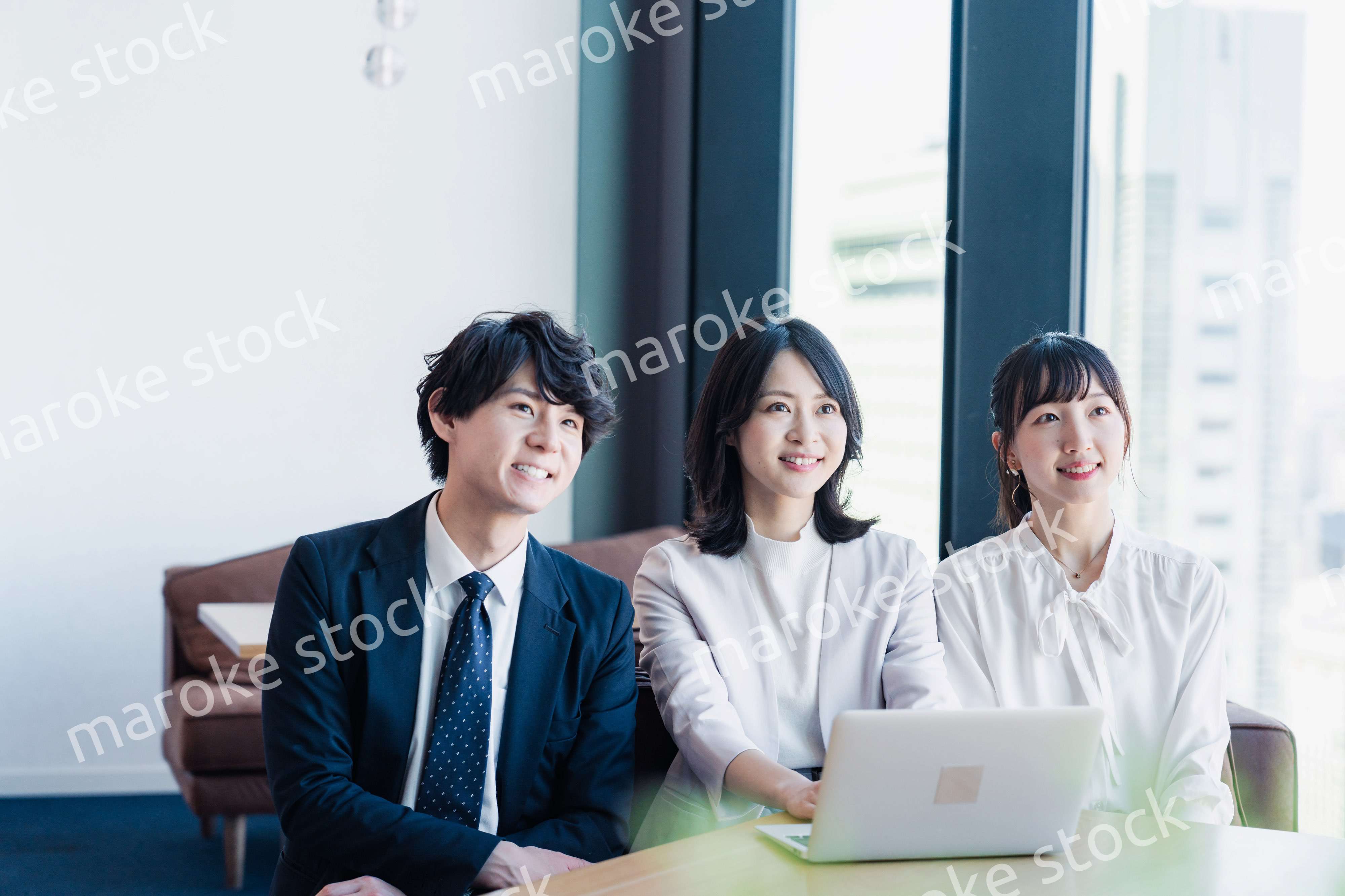 オフィスで資料を共有するビジネスパーソン