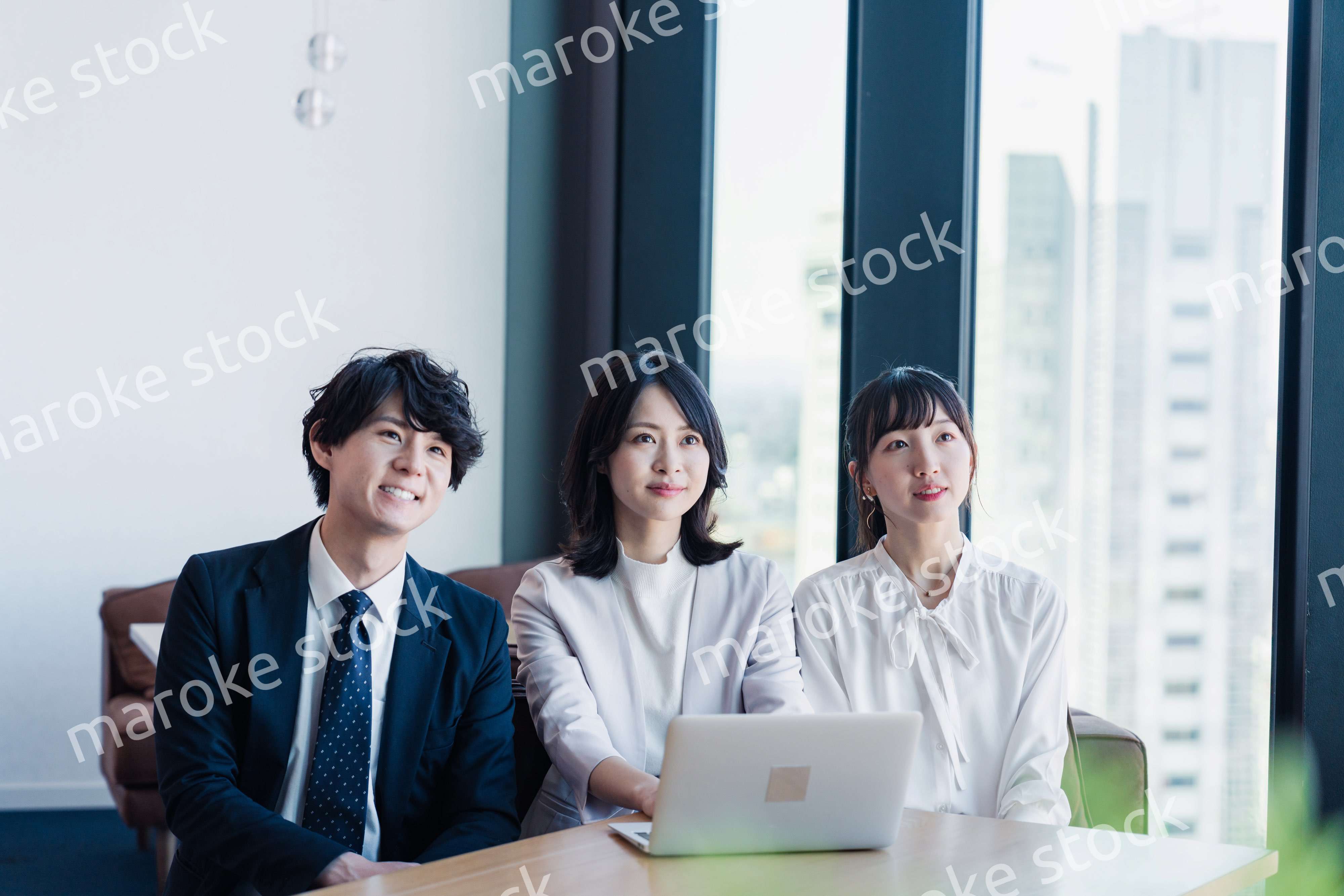 オフィスで資料を共有するビジネスパーソン