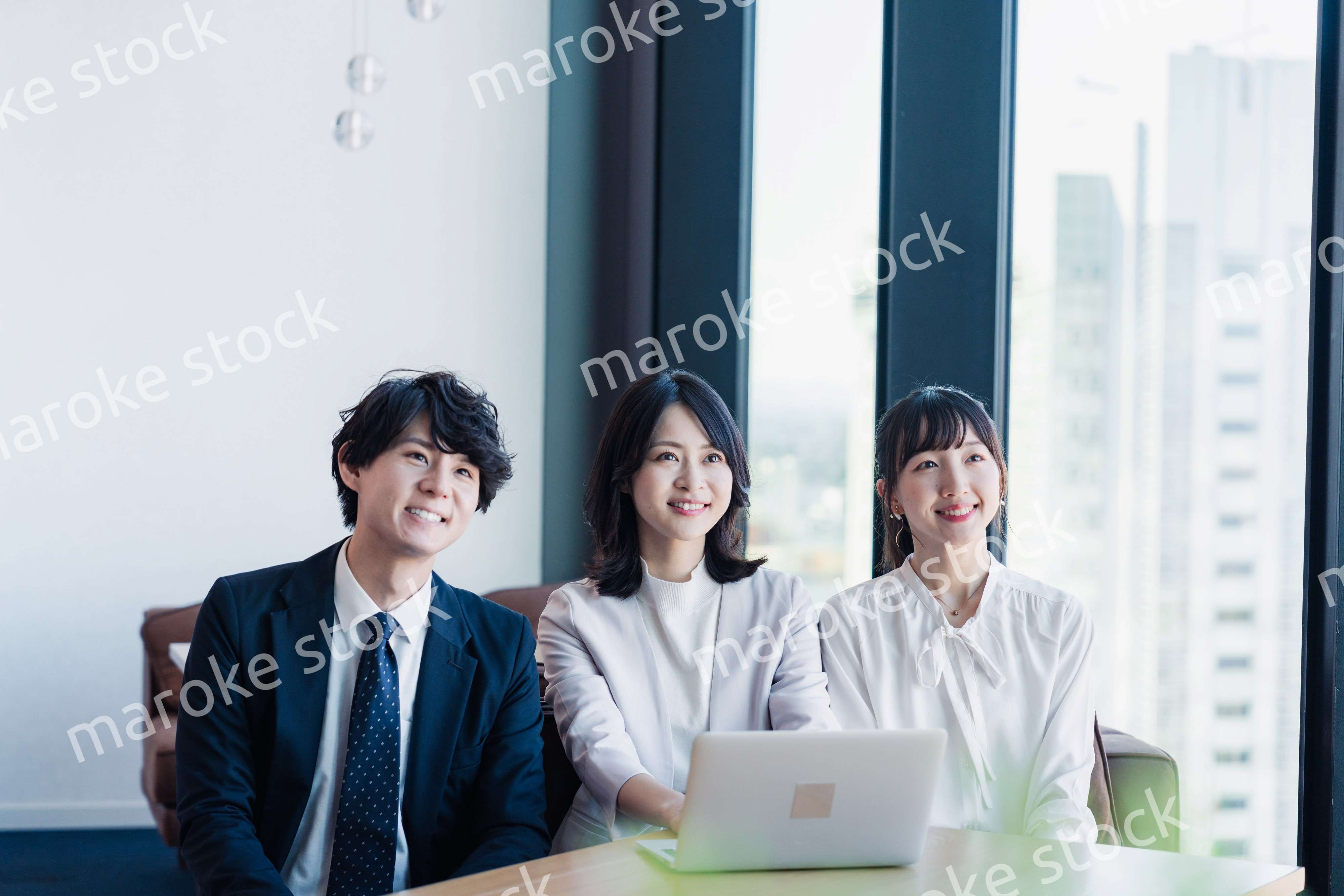 オフィスで資料を共有するビジネスパーソン