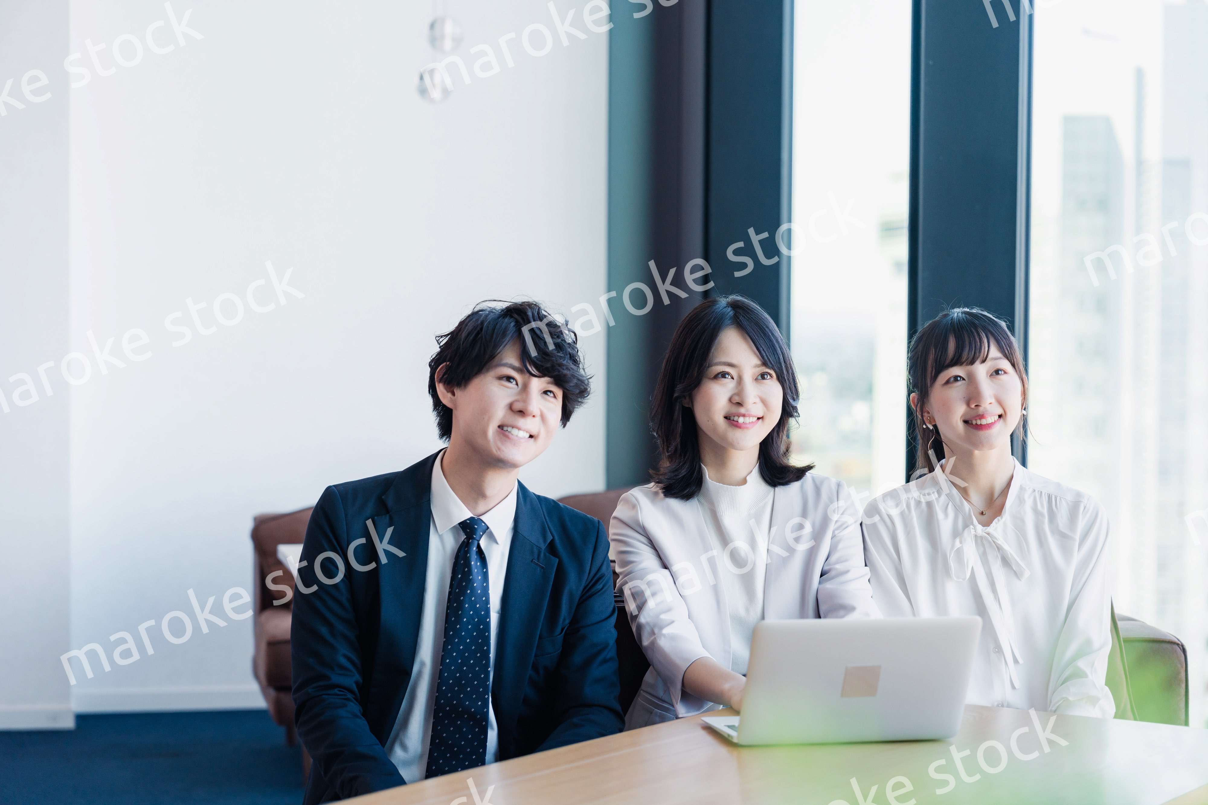 オフィスで資料を共有するビジネスパーソン