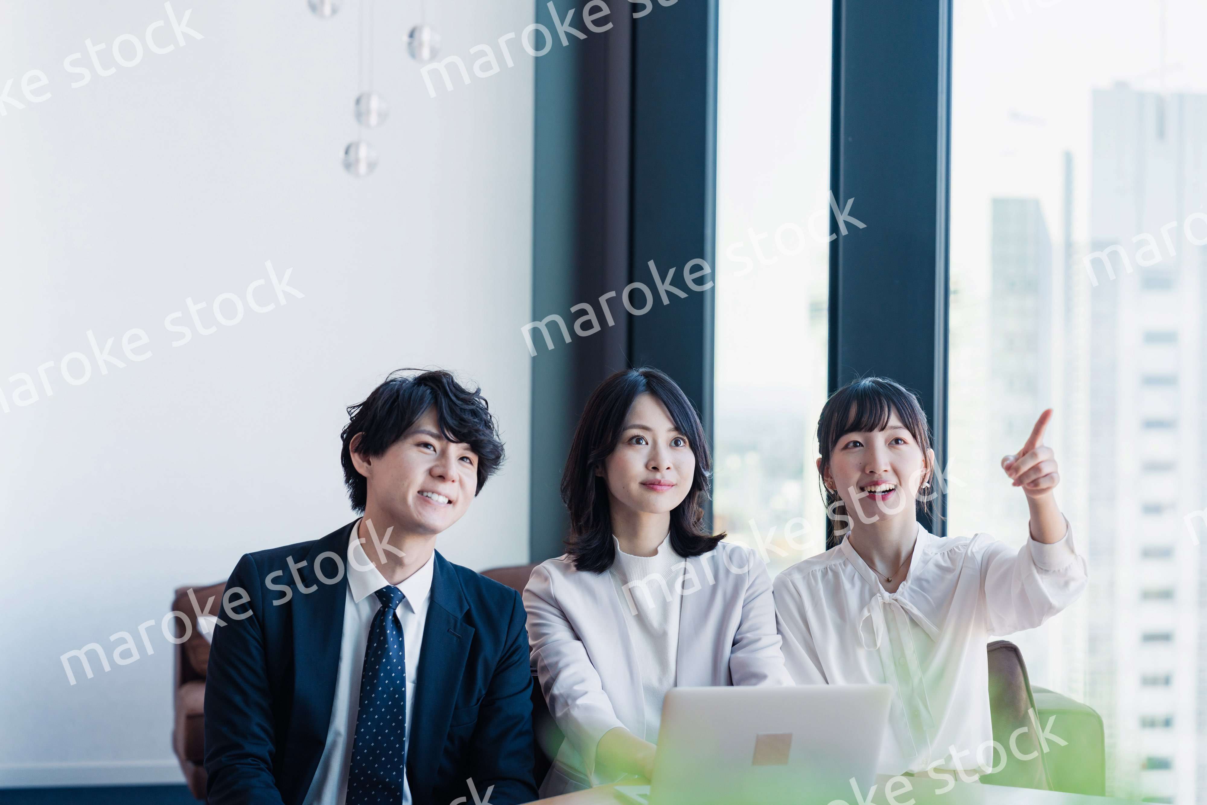 オフィスで資料を共有するビジネスパーソン