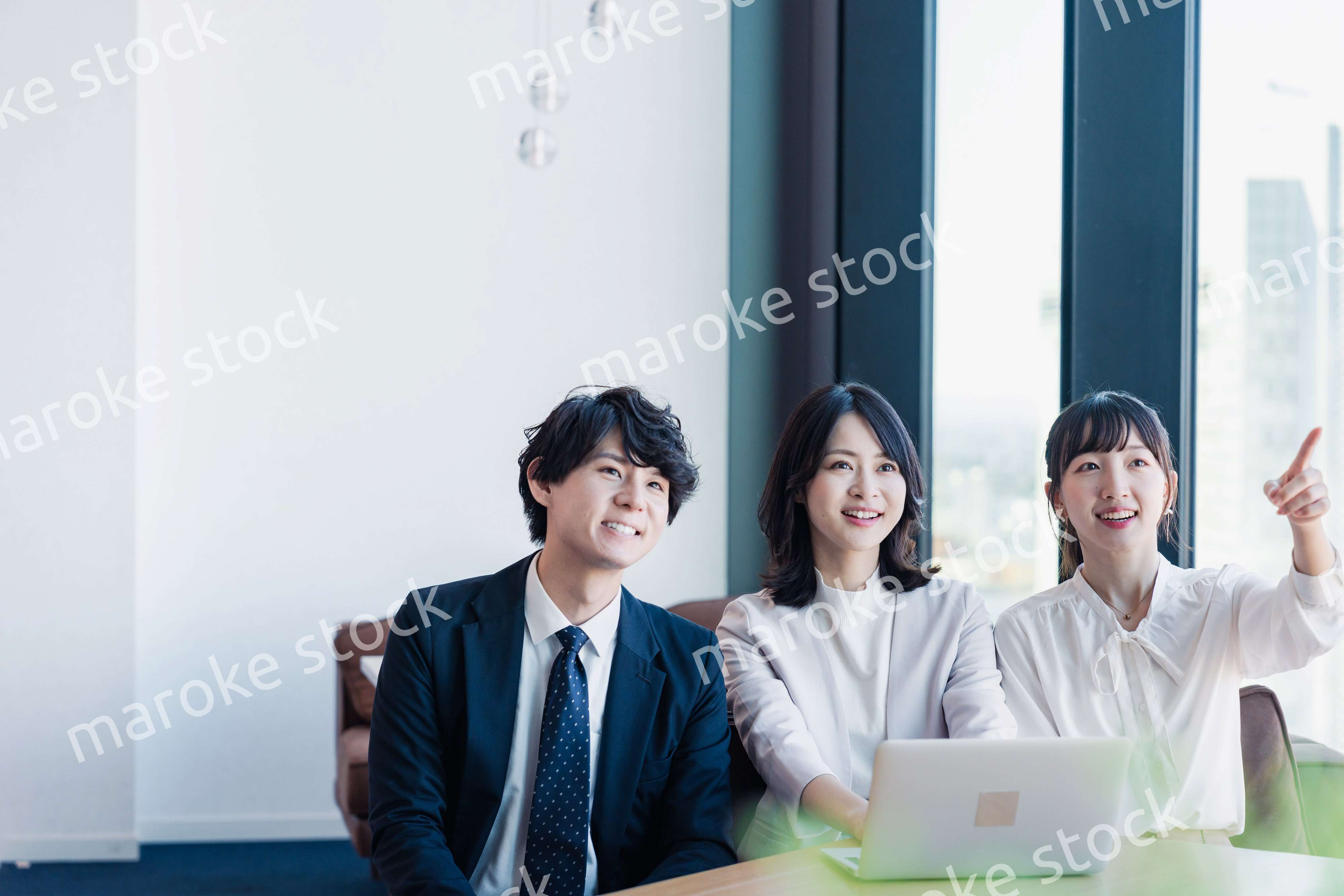 オフィスで資料を共有するビジネスパーソン