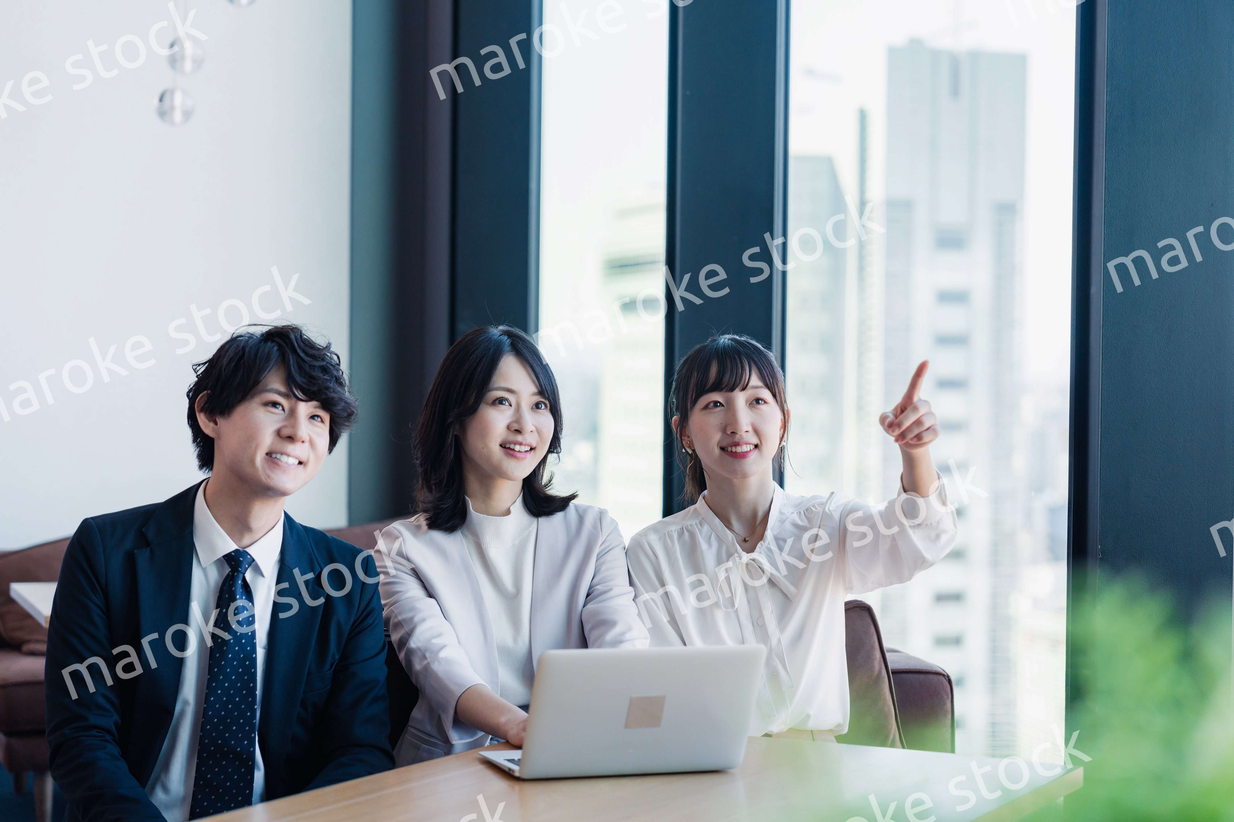 オフィスで資料を共有するビジネスパーソン