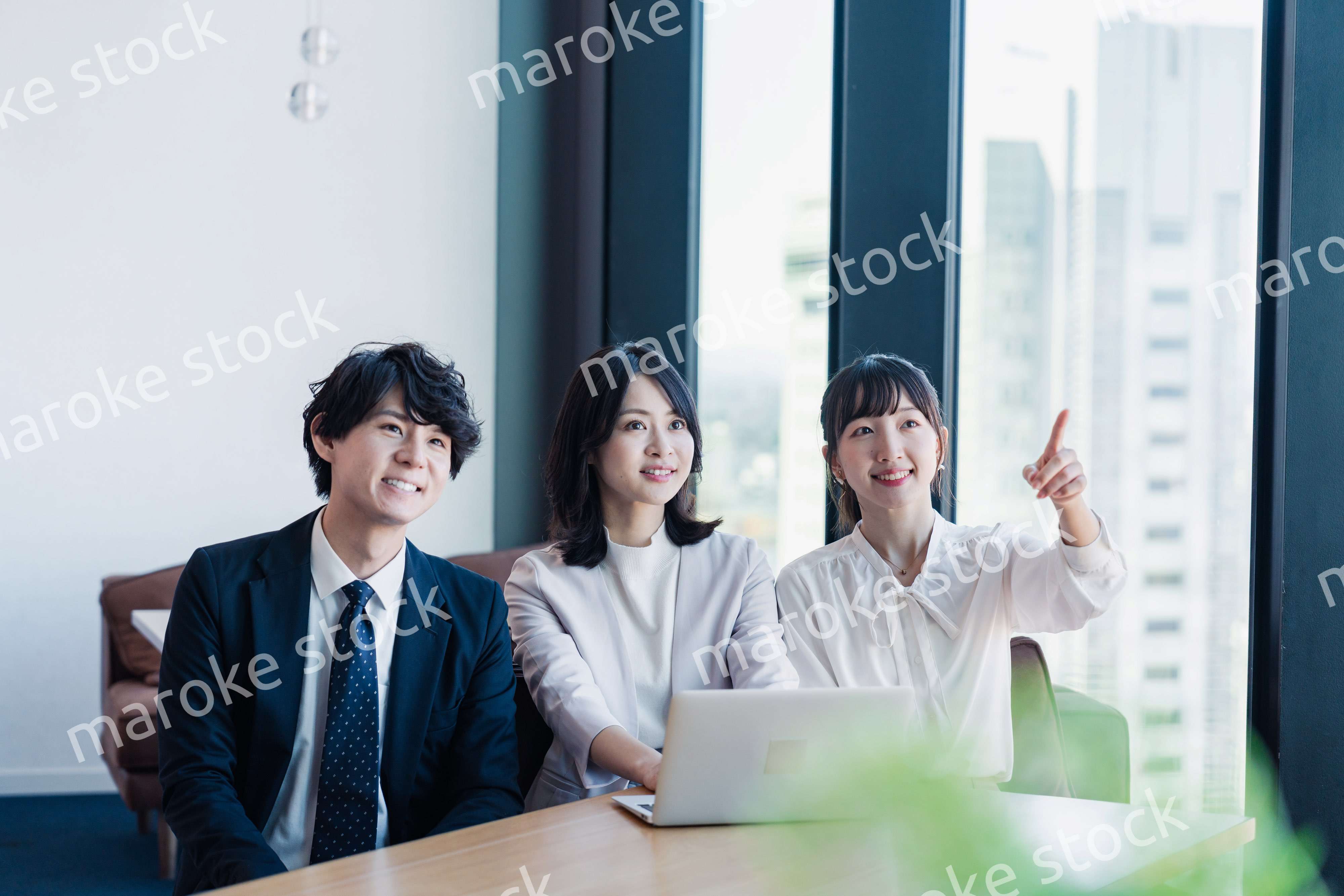 オフィスで資料を共有するビジネスパーソン