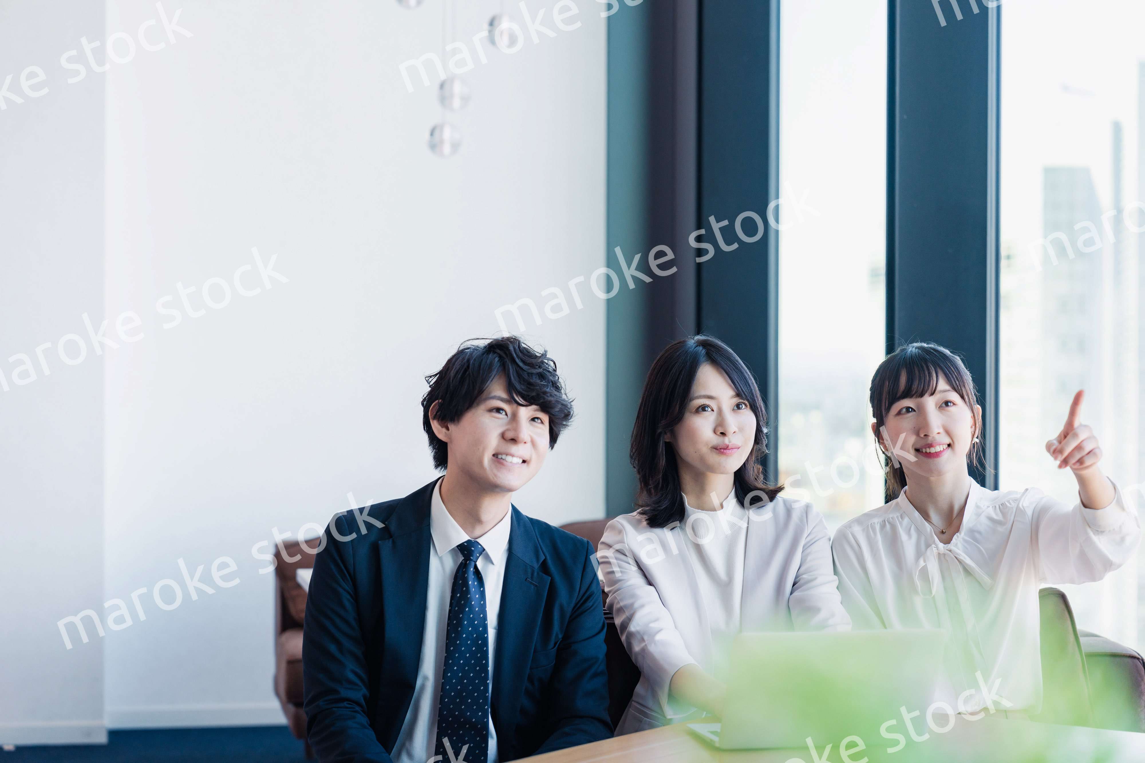 オフィスで資料を共有するビジネスパーソン