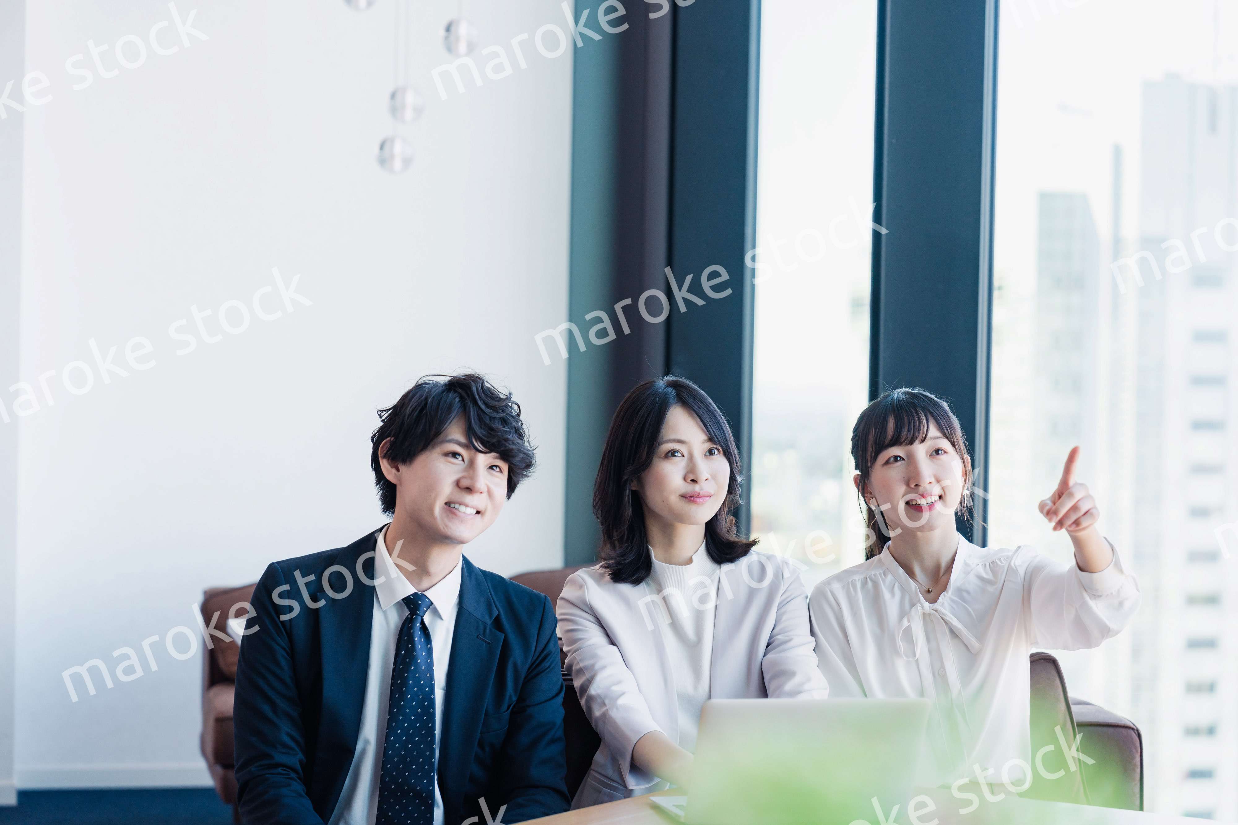 オフィスで資料を共有するビジネスパーソン