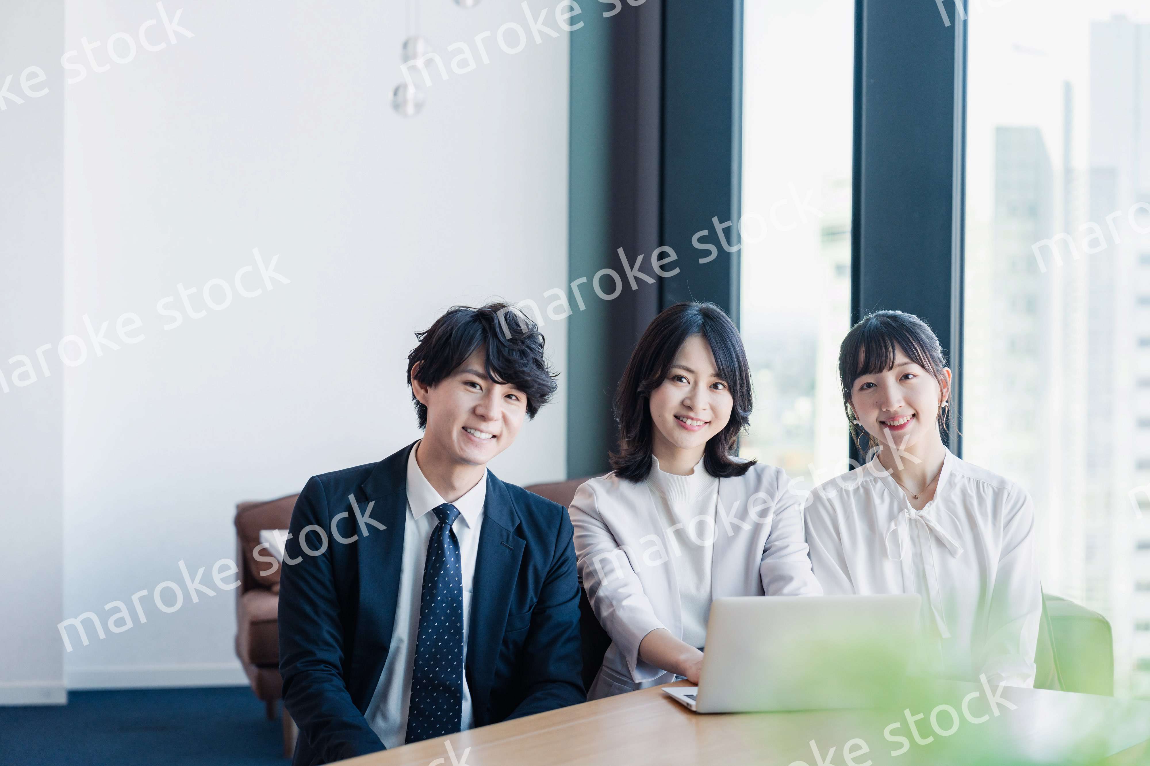 オフィスで仲良く話す若いビジネスパーソン