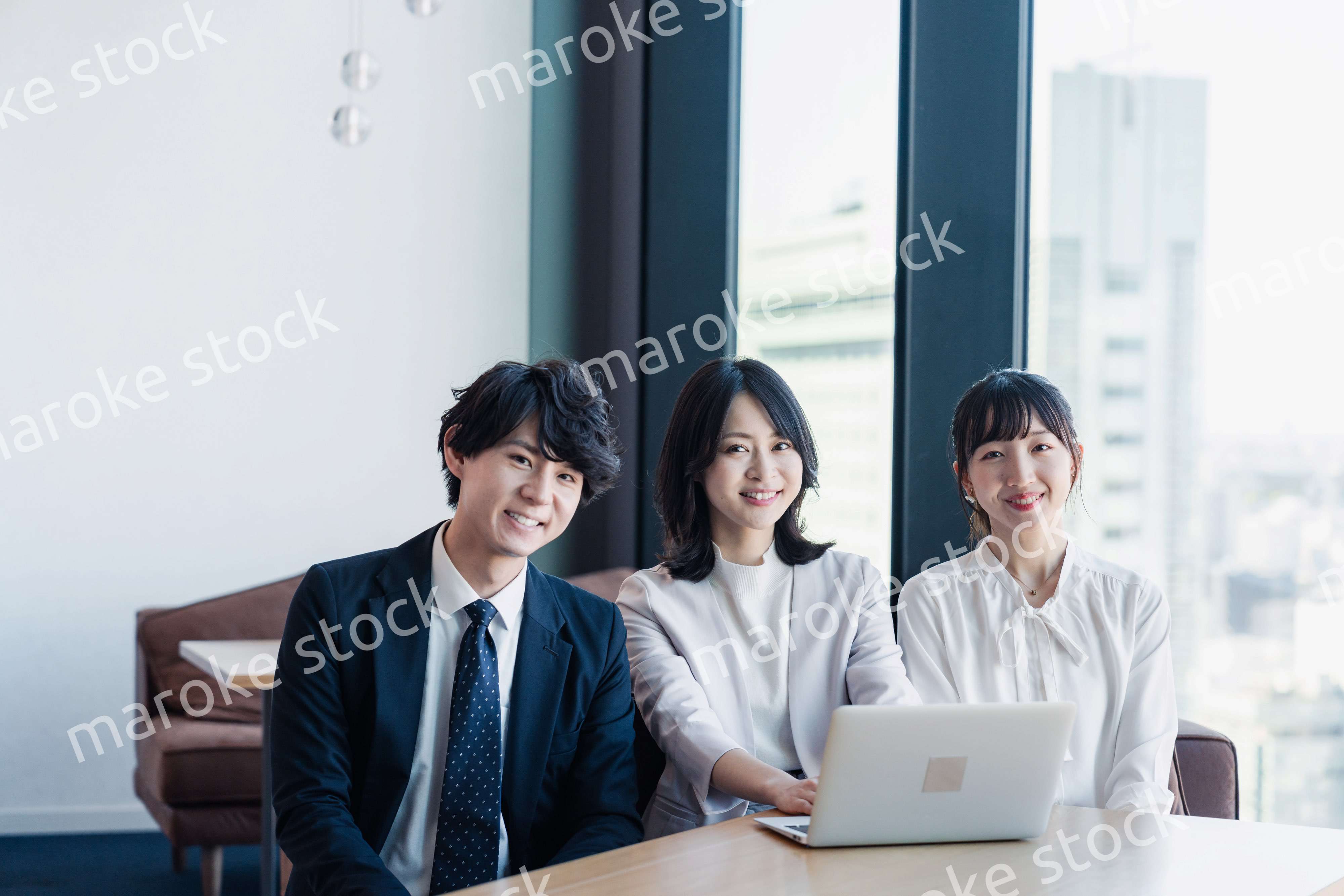 オフィスで仲良く話す若いビジネスパーソン