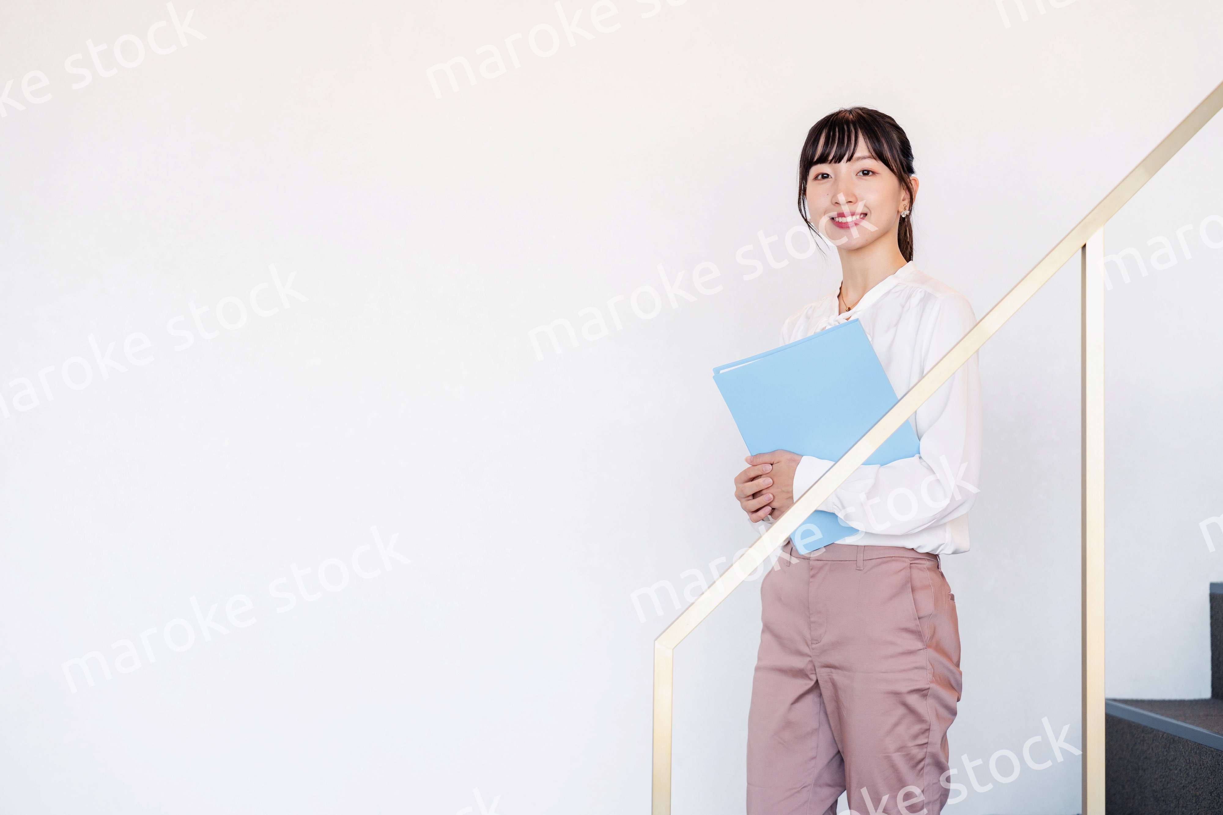 オフィスでインターンをする大学生の女性