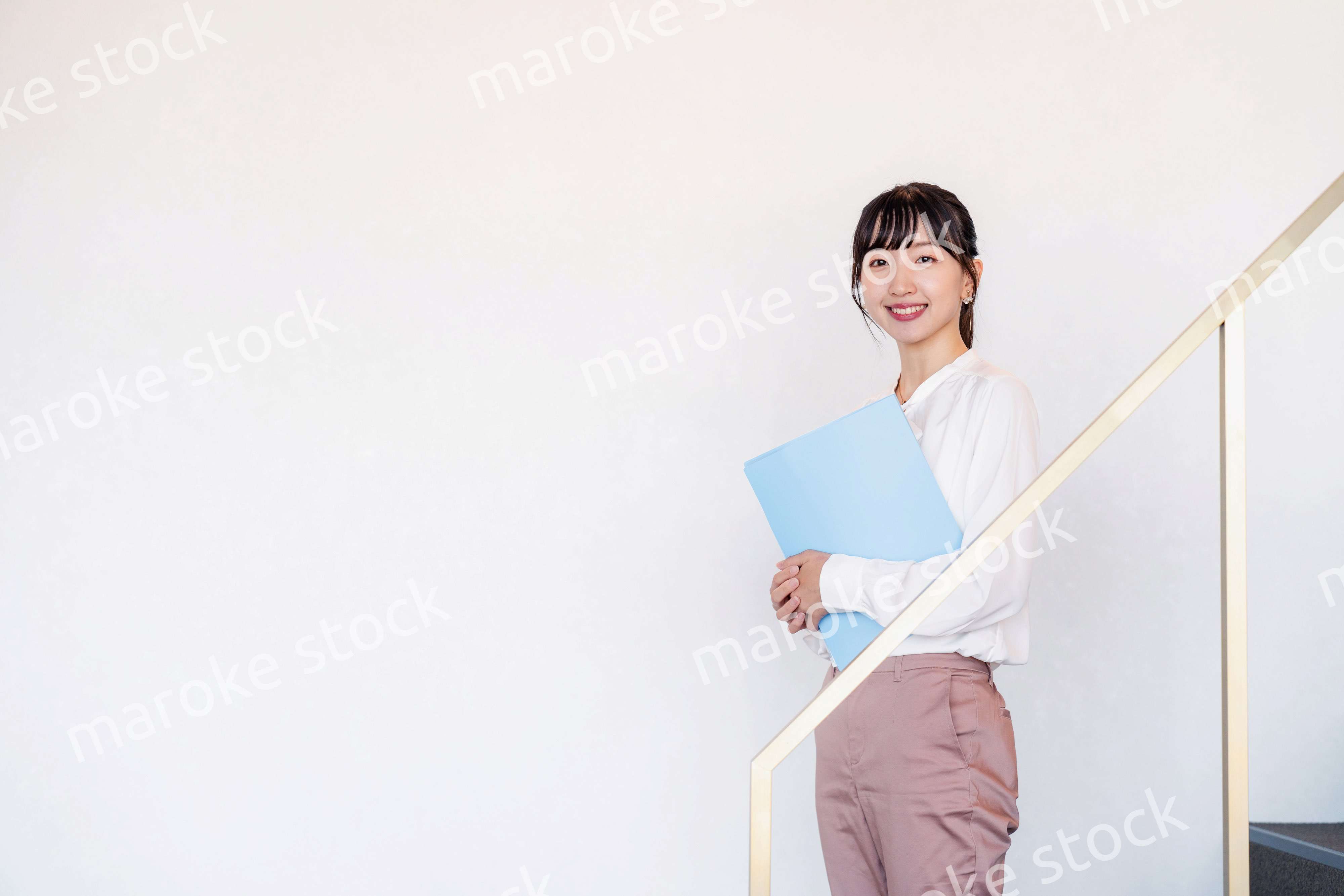 オフィスでインターンをする大学生の女性