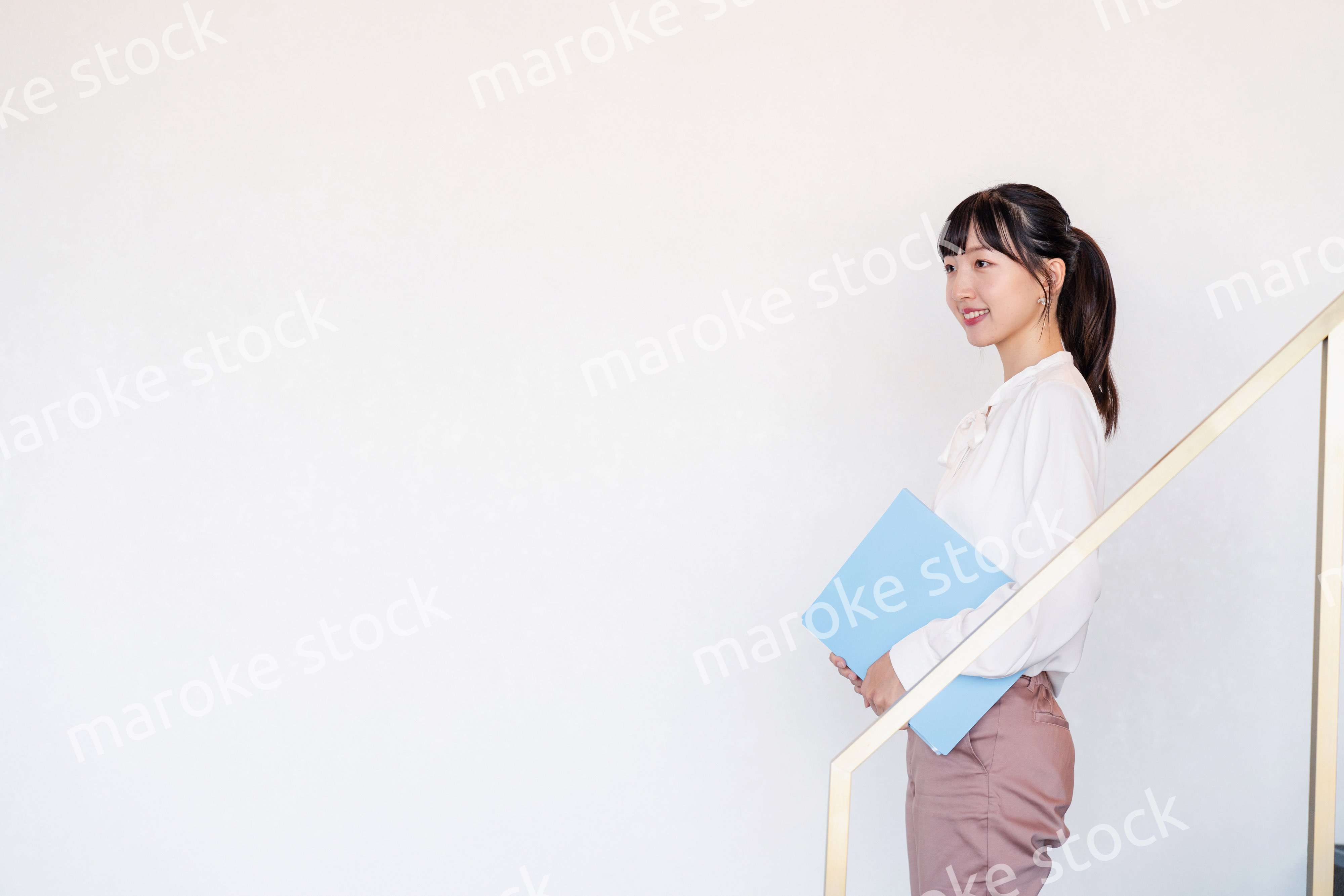 オフィスでインターンをする大学生の女性