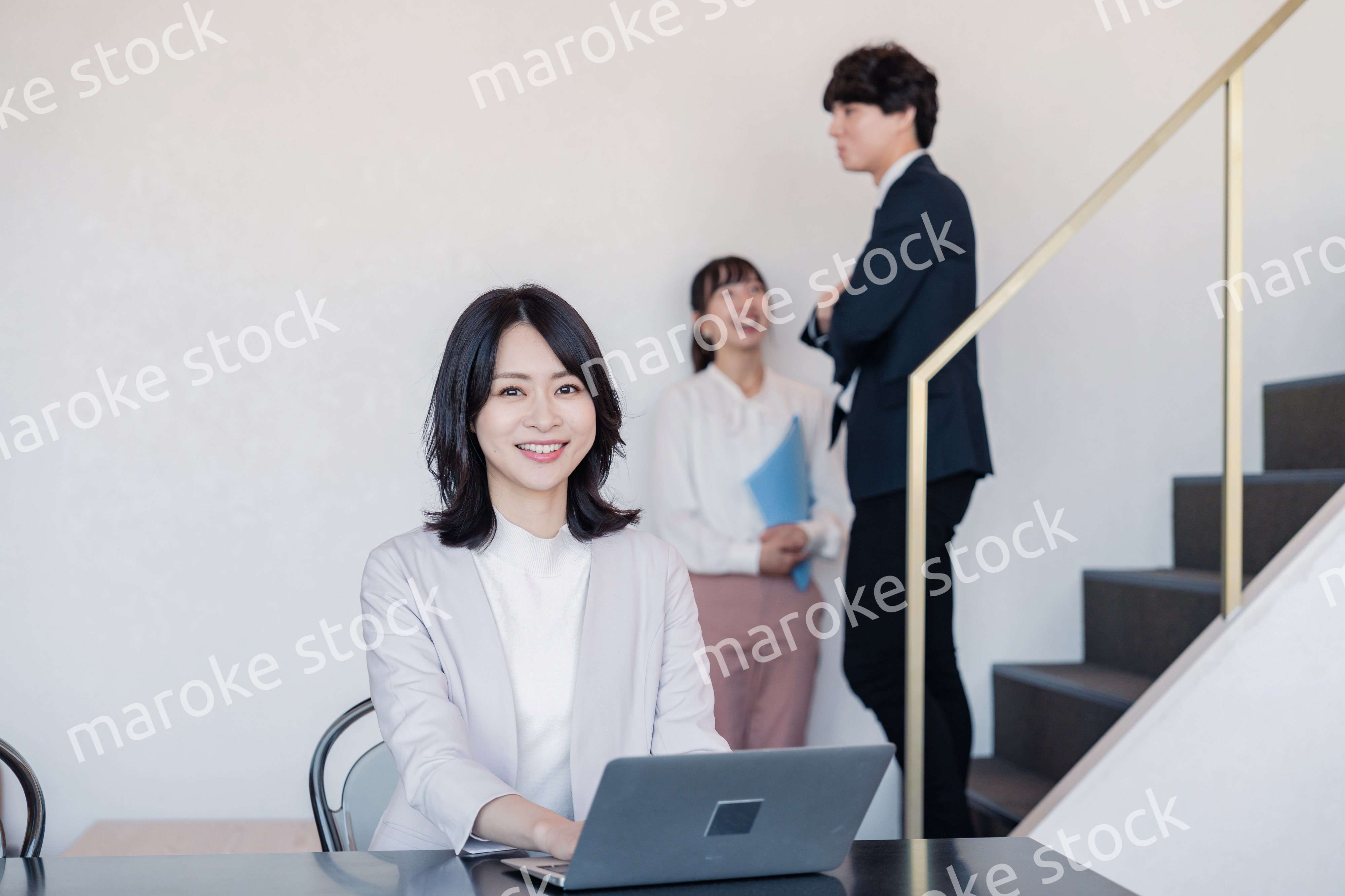 フリーアドレスのオフィスで働くビジネスウーマン