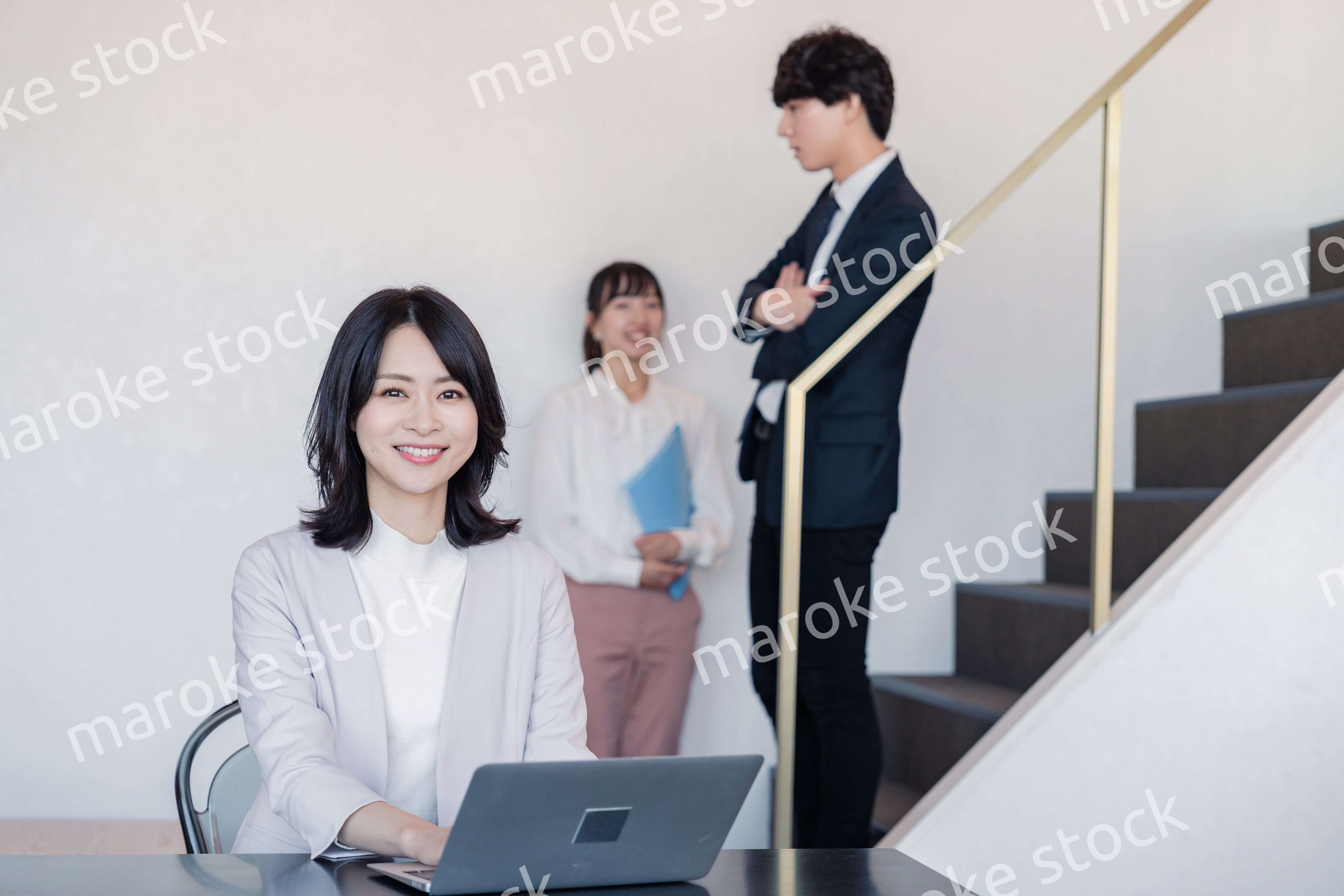 フリーアドレスのオフィスで働くビジネスウーマン