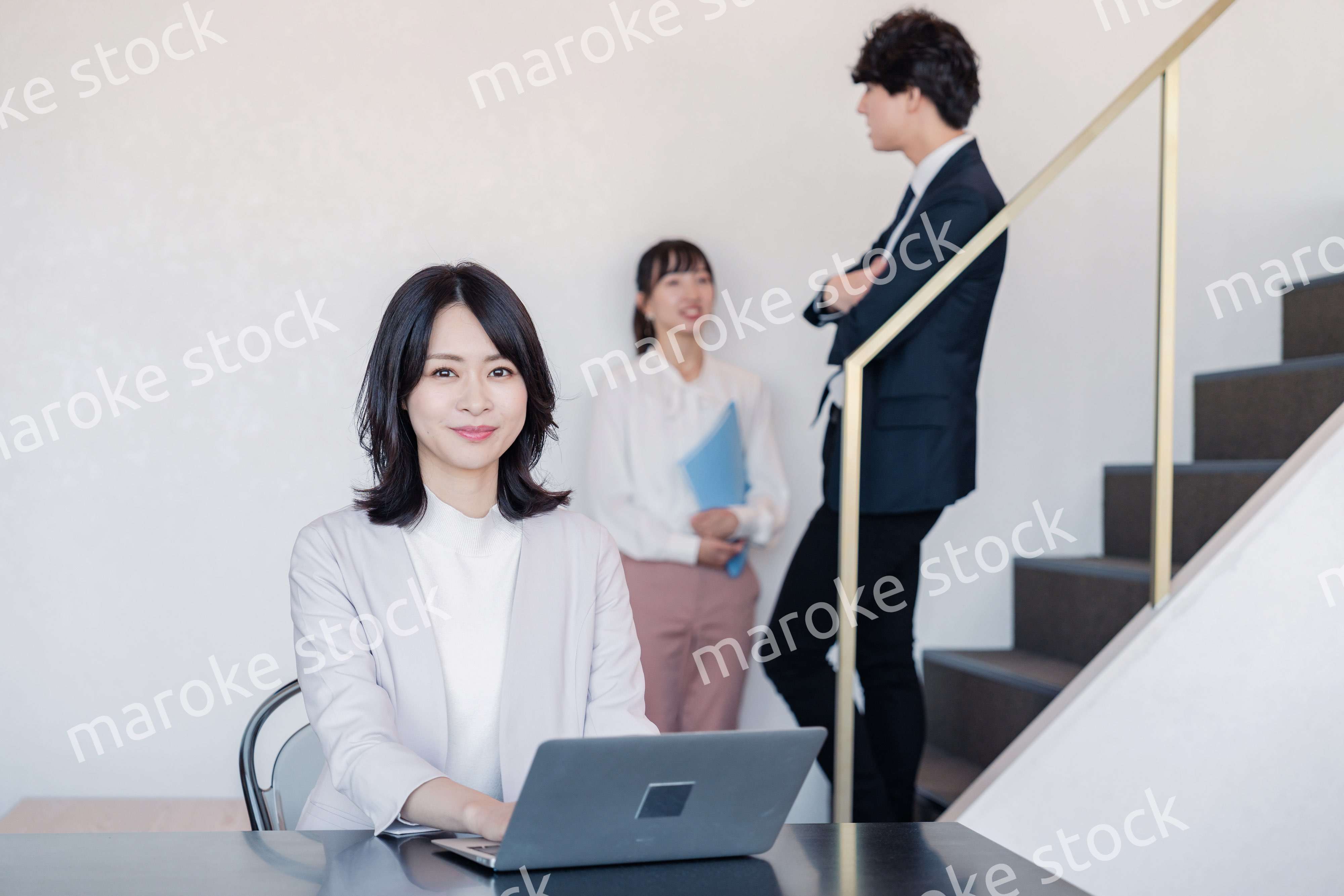 フリーアドレスのオフィスで働くビジネスウーマン